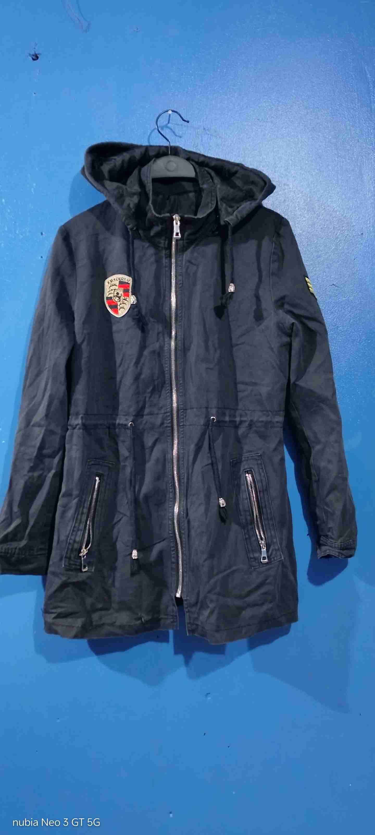 Parka negra con capucha y parches - miniatura 2