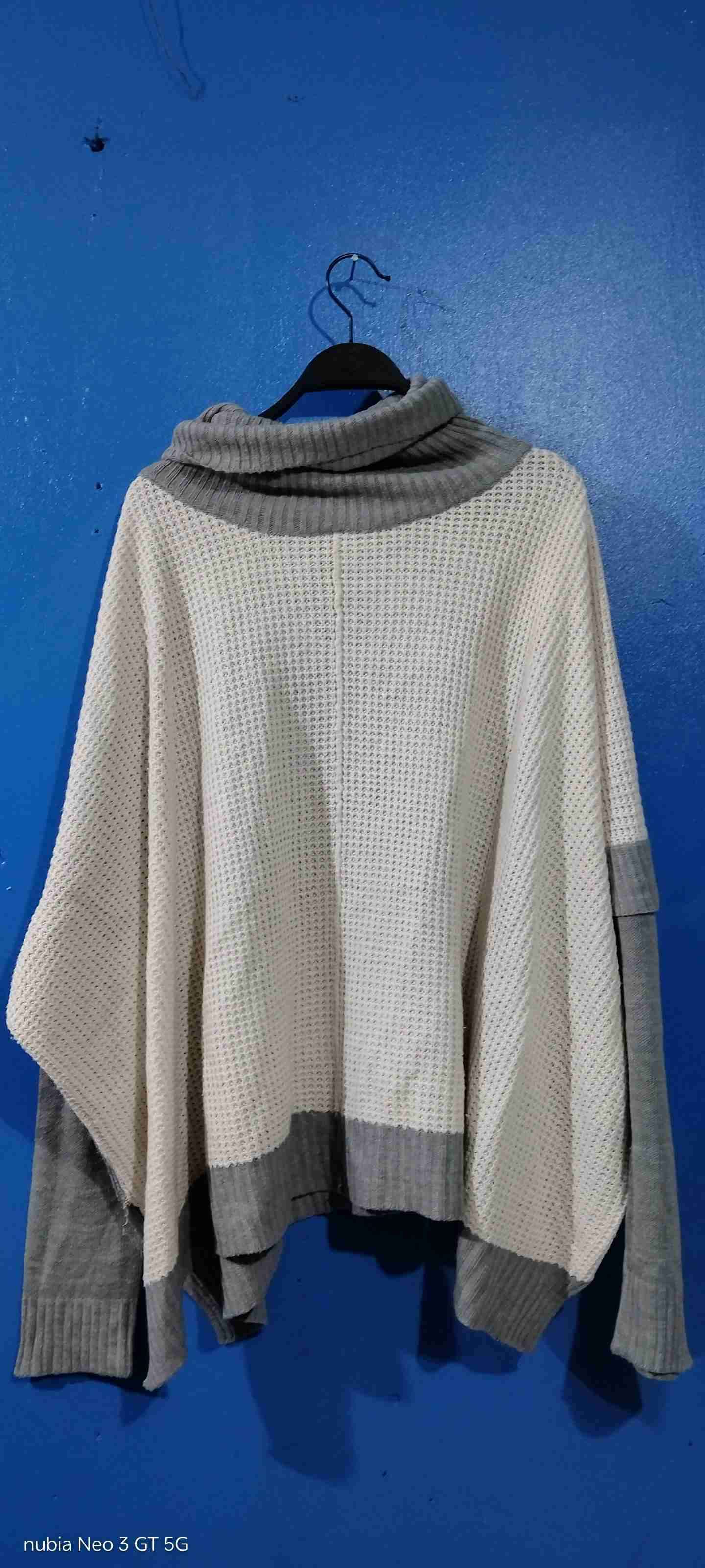 Sweater gris tejido a rayas - miniatura 2