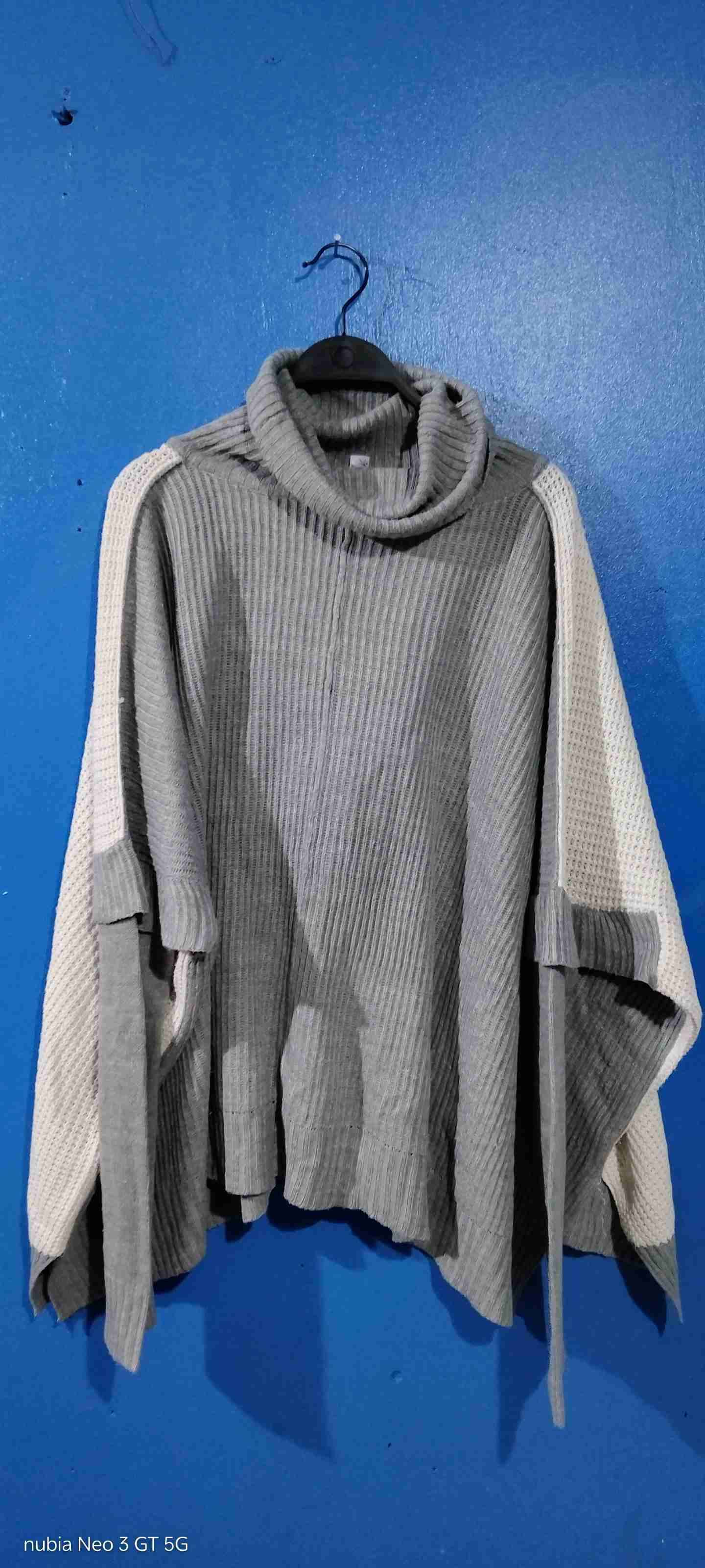 Sweater gris tejido a rayas - miniatura 3
