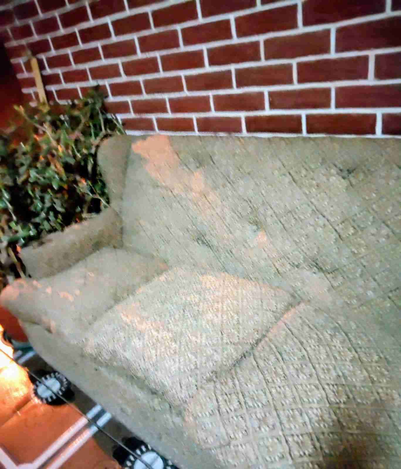 Sofá beige con patrón texturizado