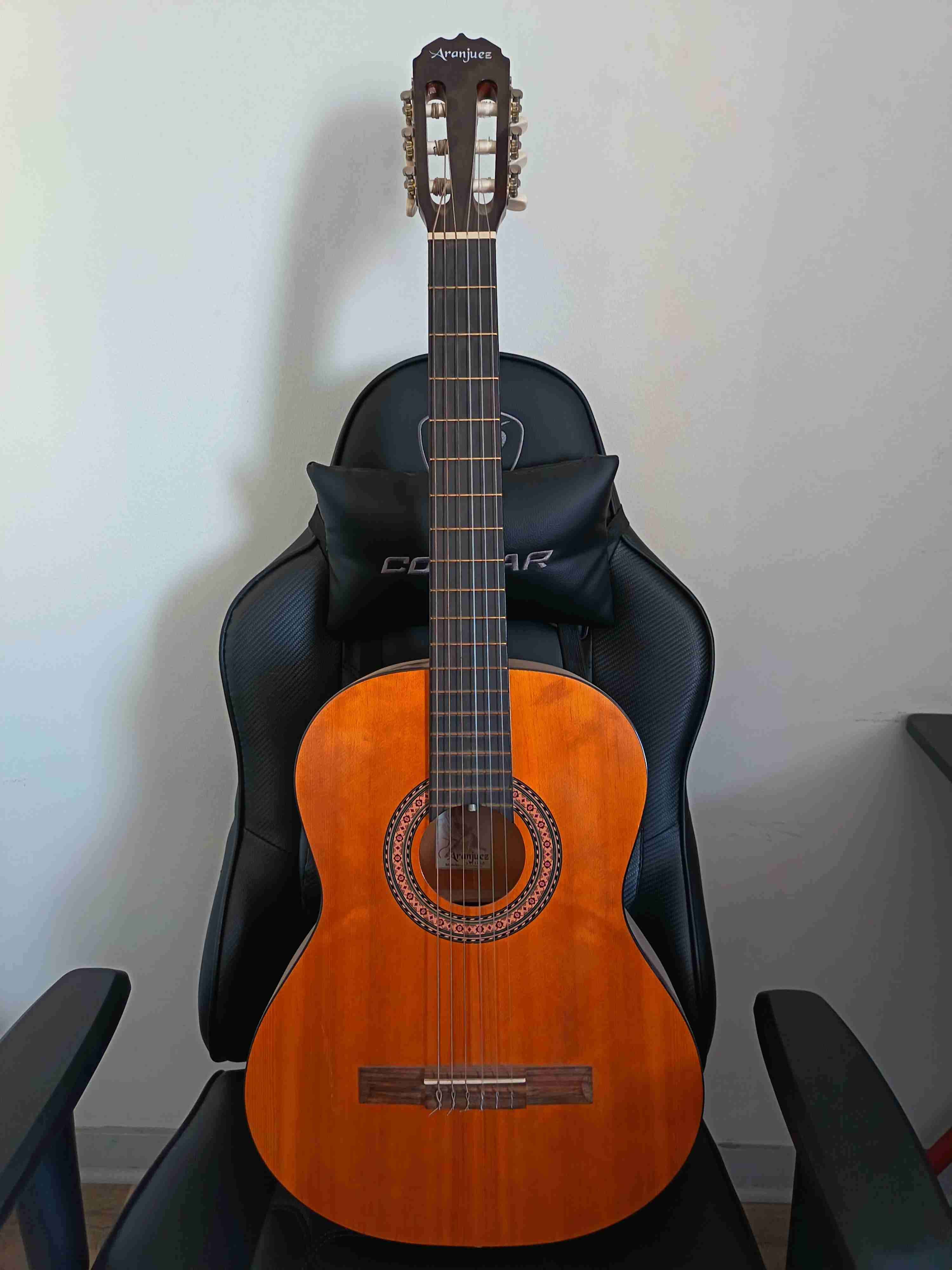 Guitarra eléctrica negra y guitarra acustica - miniatura 2