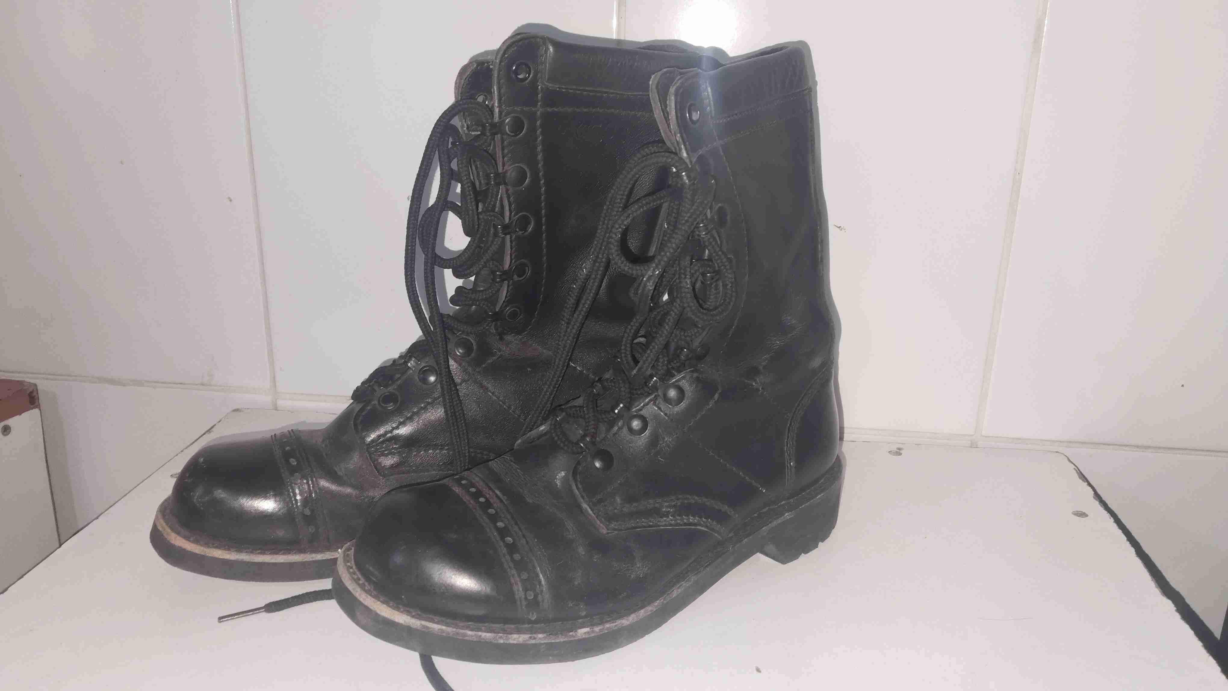 Botas militares de cuero negro