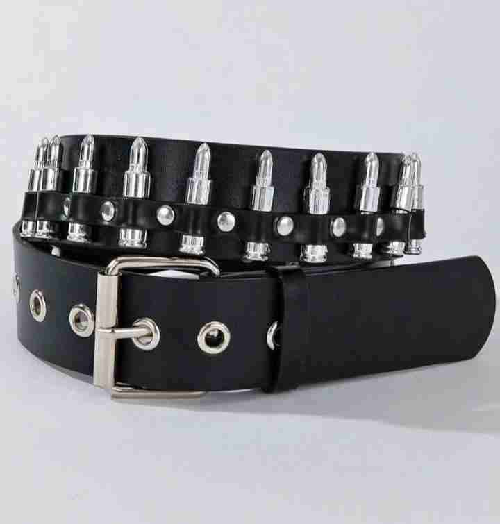 Cinturón negro con balas metálicas