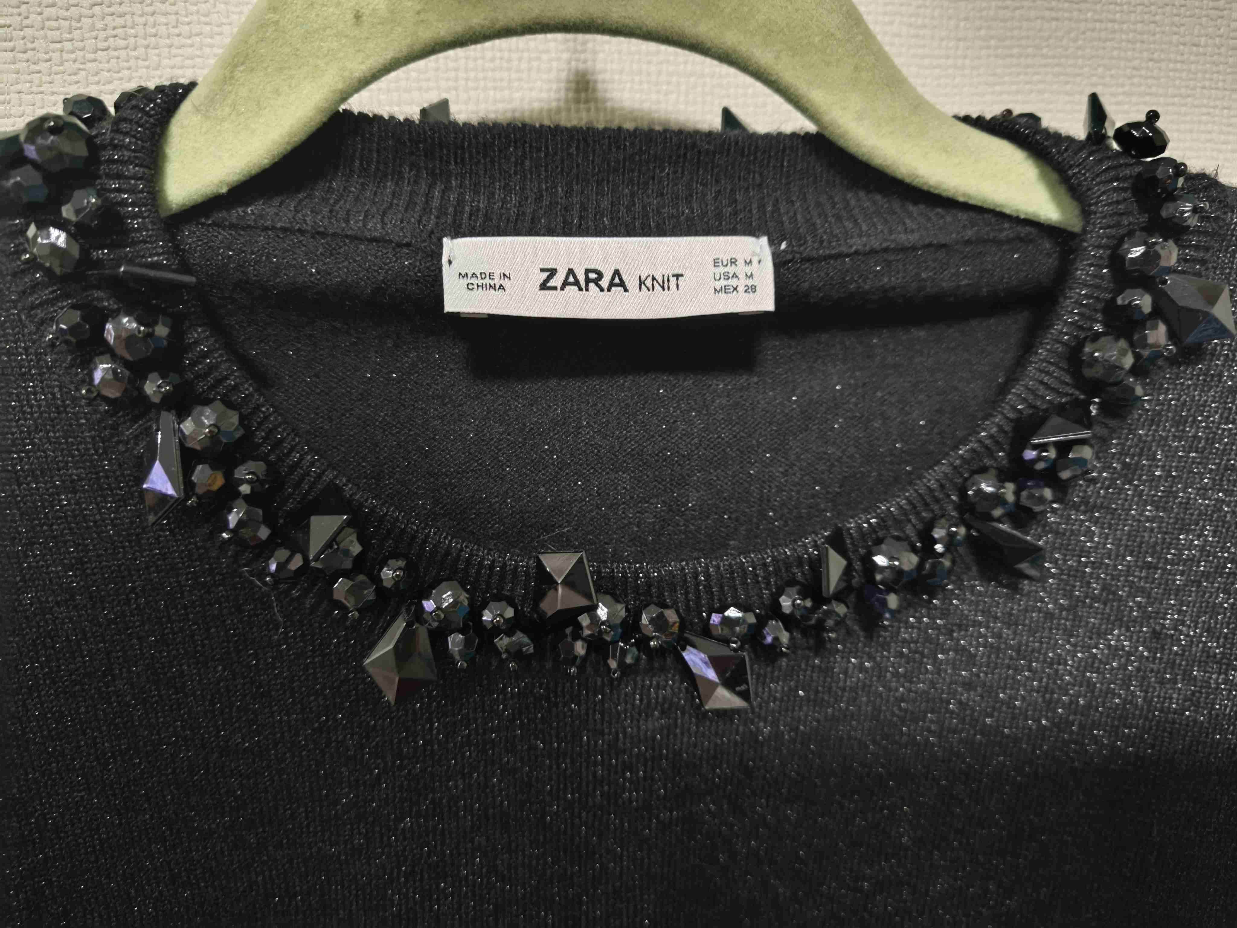Suéter negro con pedrería - miniatura 3
