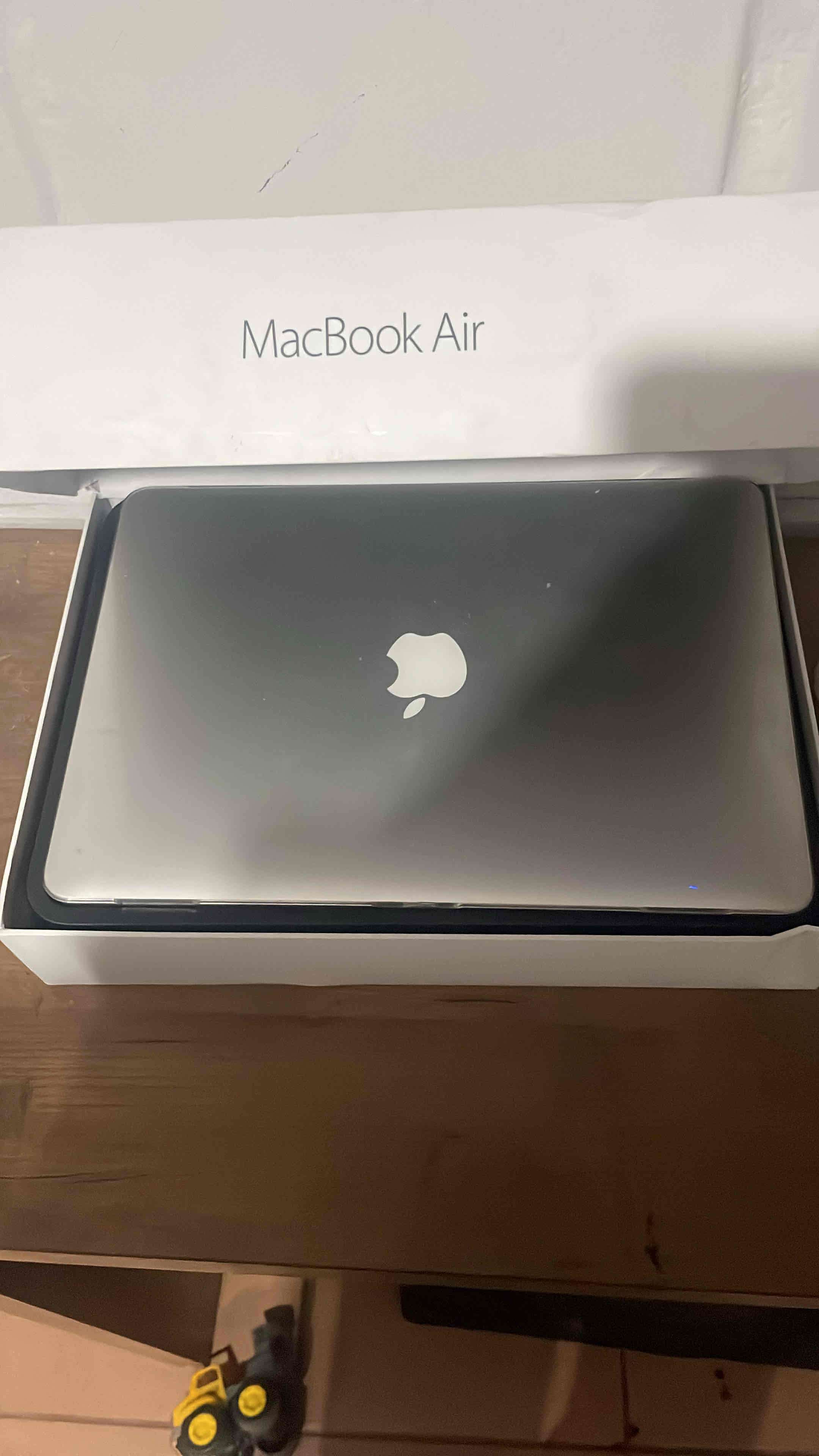 MacBook Air en caja original - miniatura 1