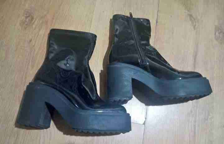 Botines de charol con plataforma negros