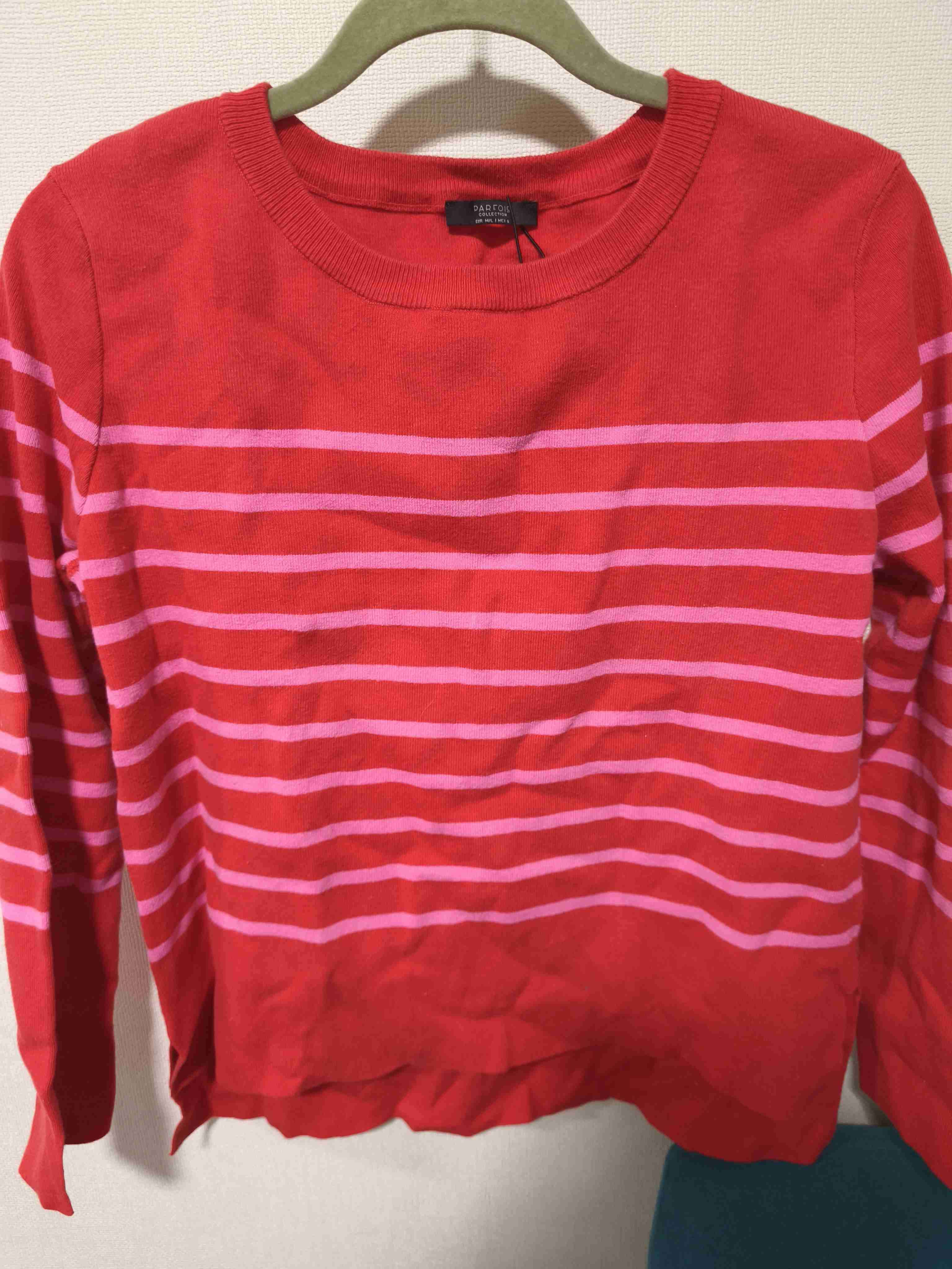 Suéter rayado rojo y rosado