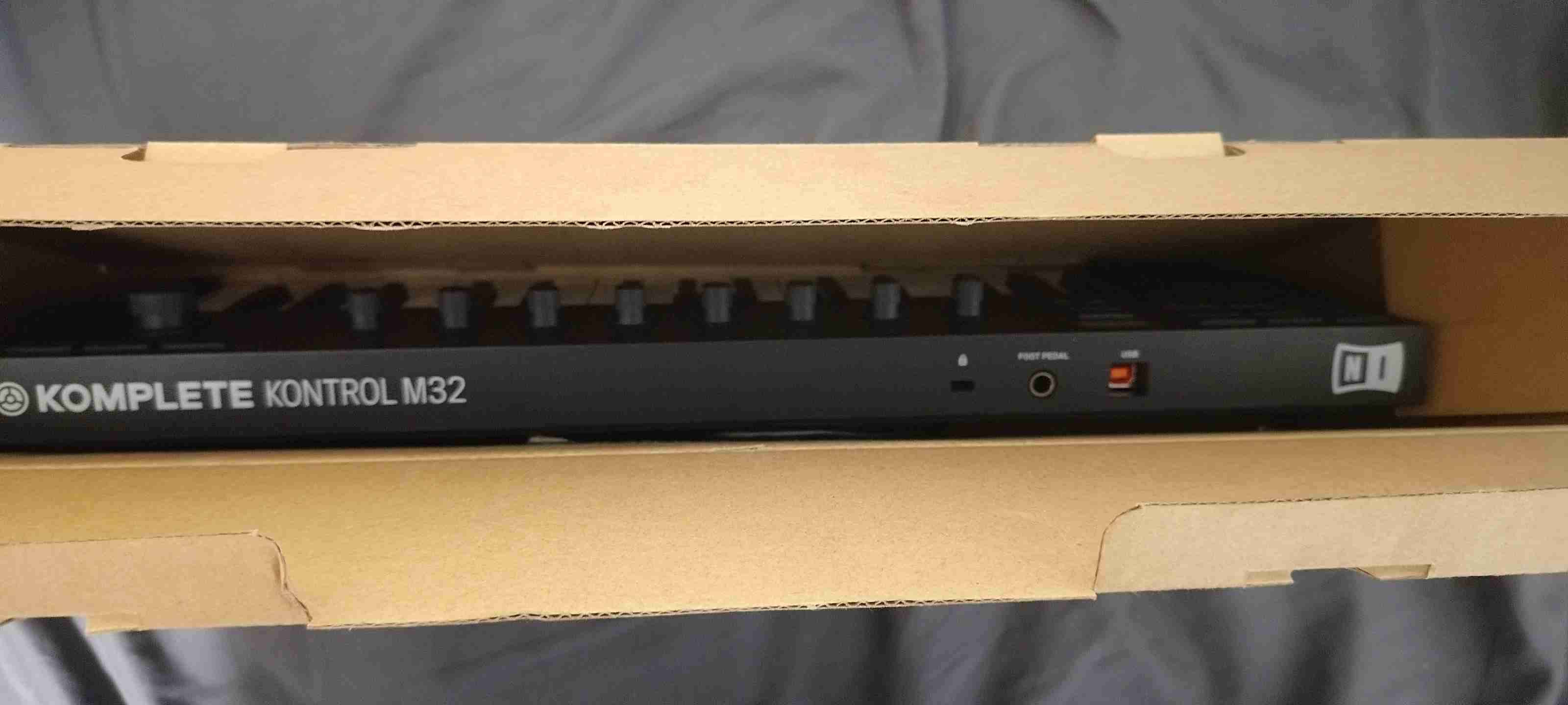 Controlador MIDI Komplete Kontrol M32 - miniatura 4