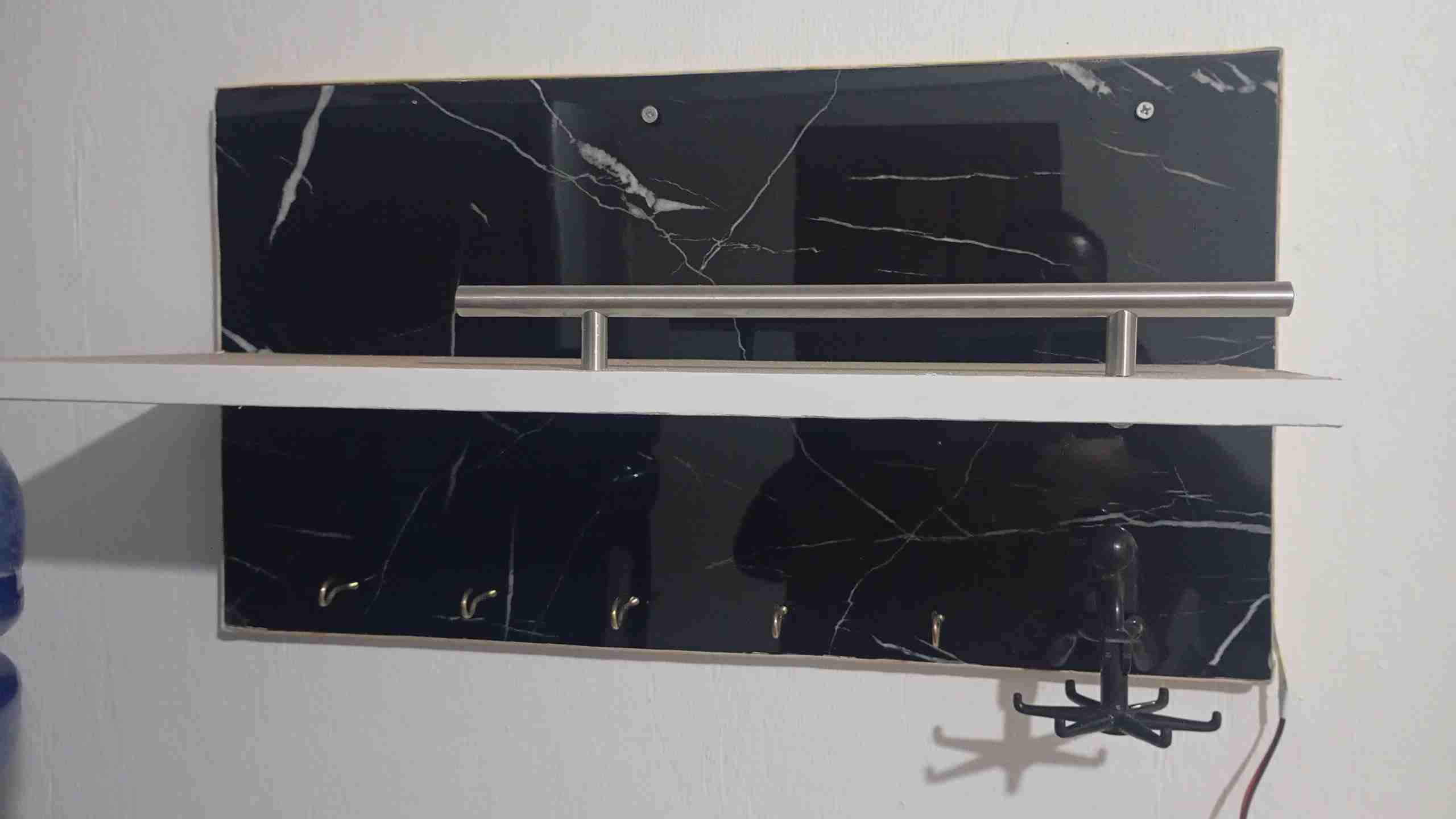 Estante de pared negro con ganchos