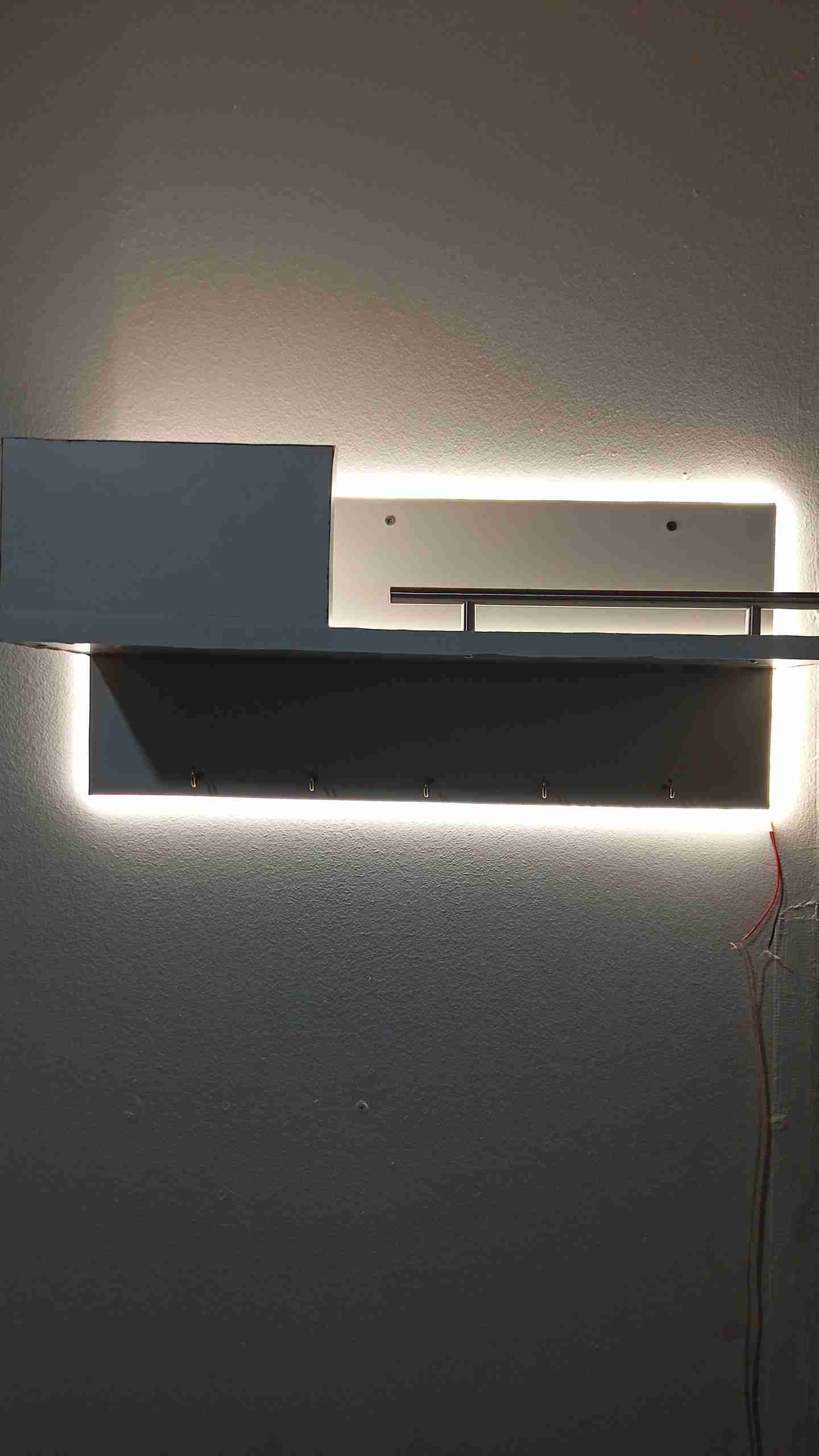 Estante con luz LED empotrada