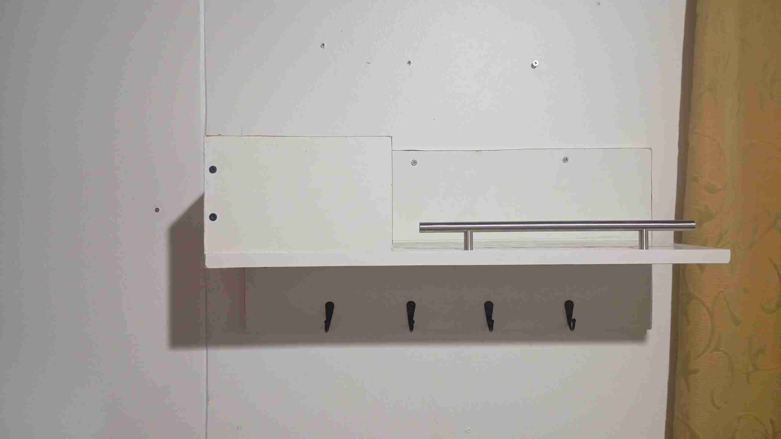 Estante blanco con ganchos