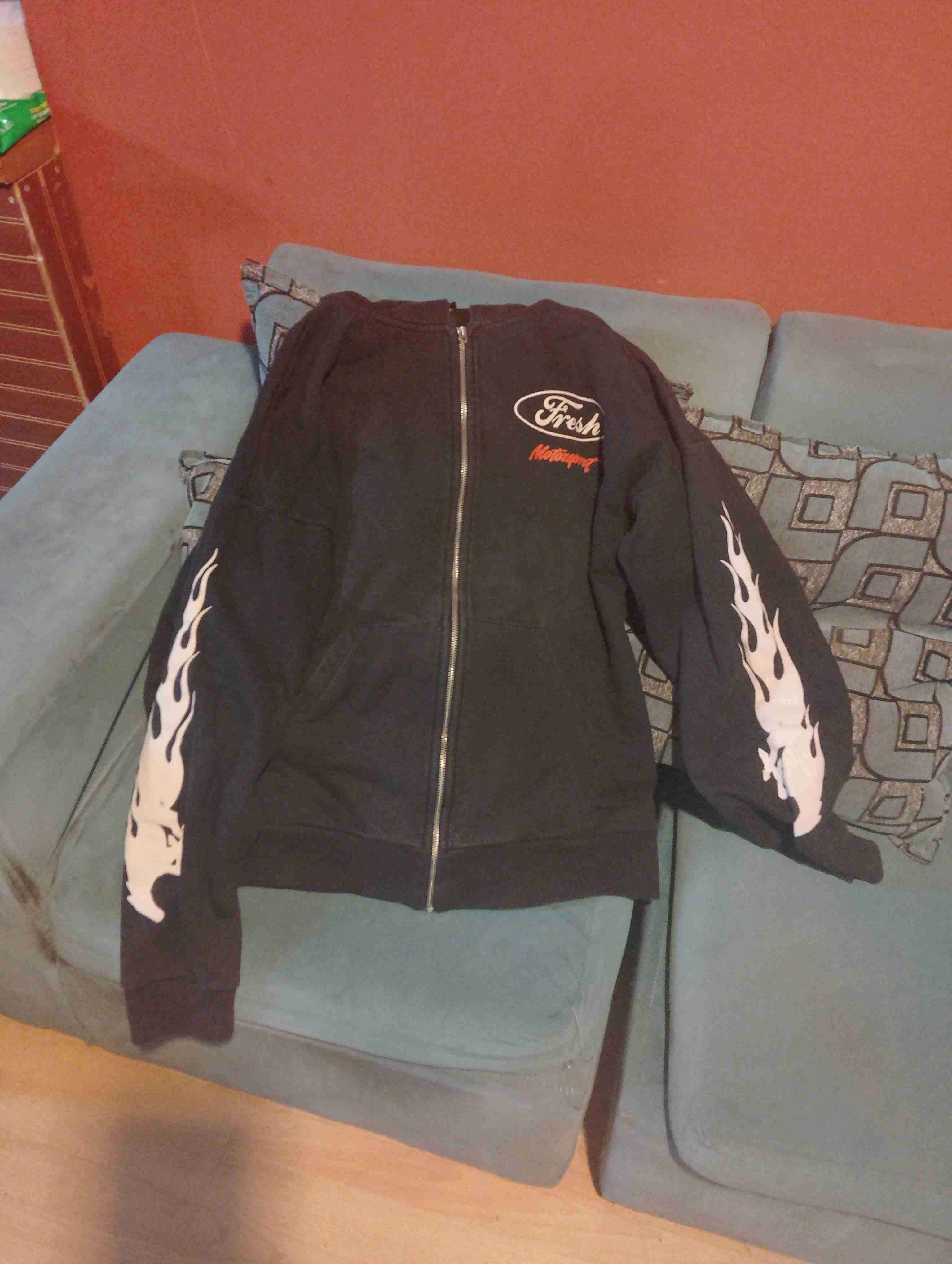 Polerón negro con estampado llamas marca fresh - miniatura 4