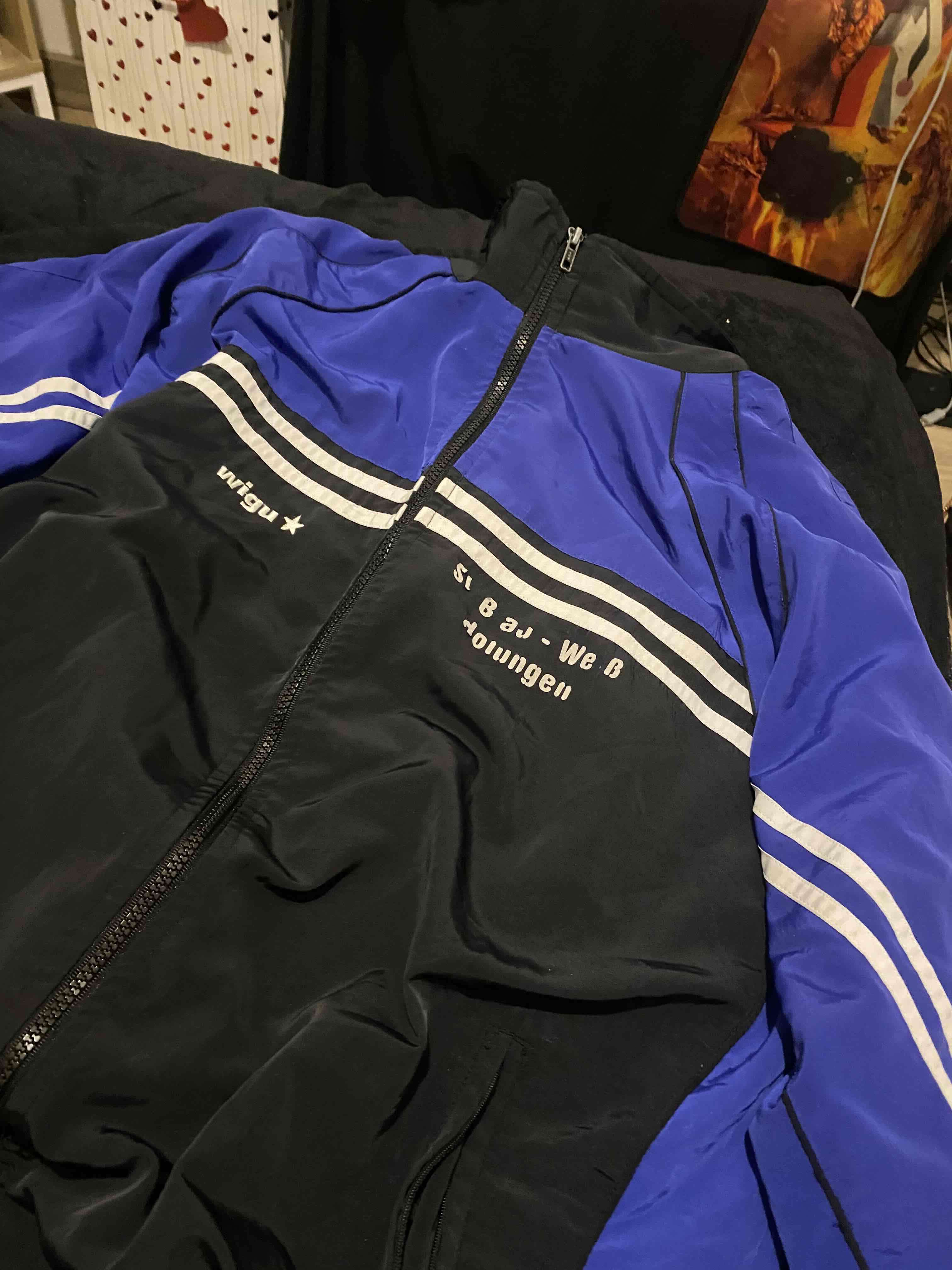 Chaqueta deportiva azul y negra - miniatura 2