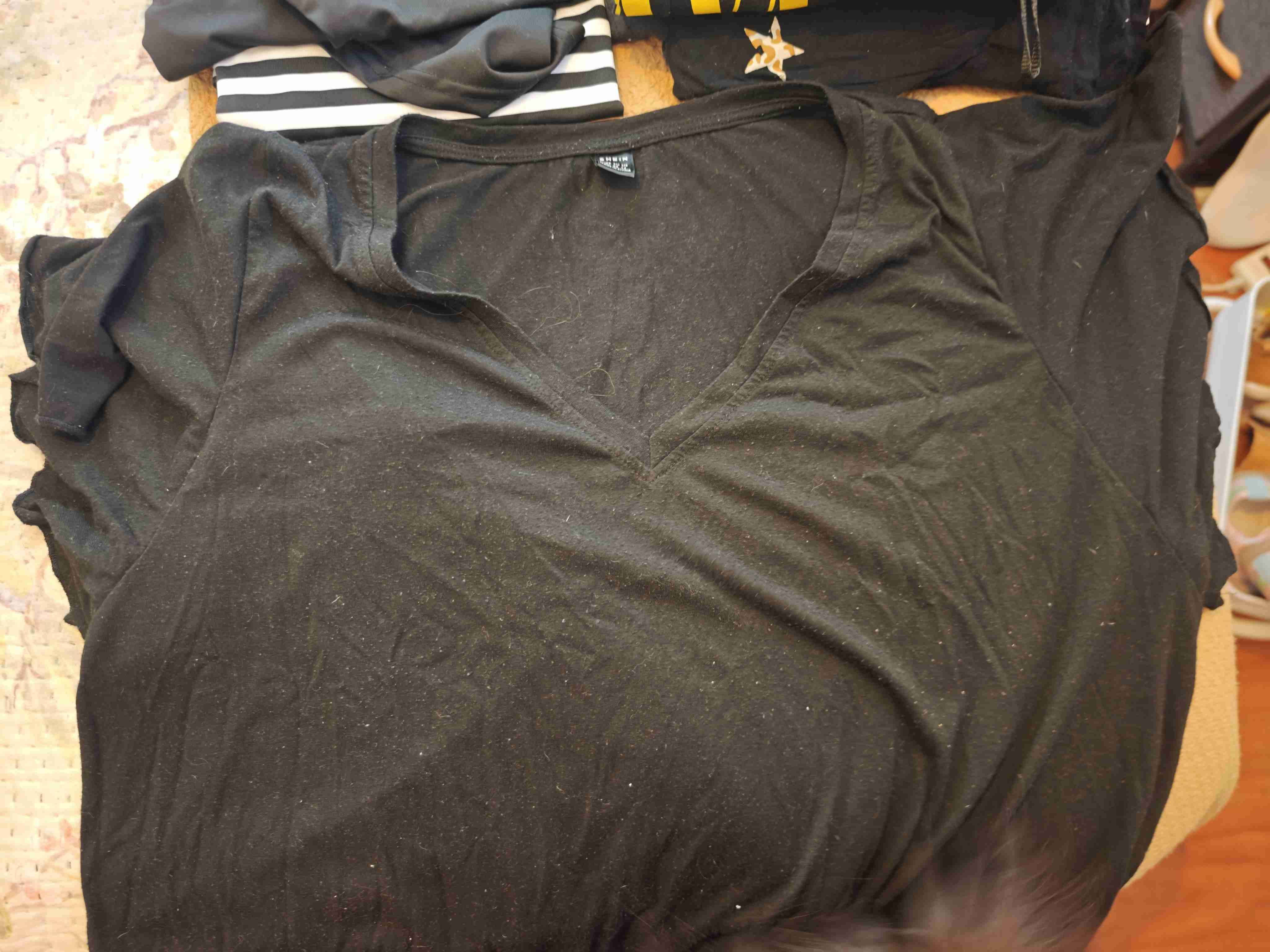 Polera negra con cuello en V - miniatura 2