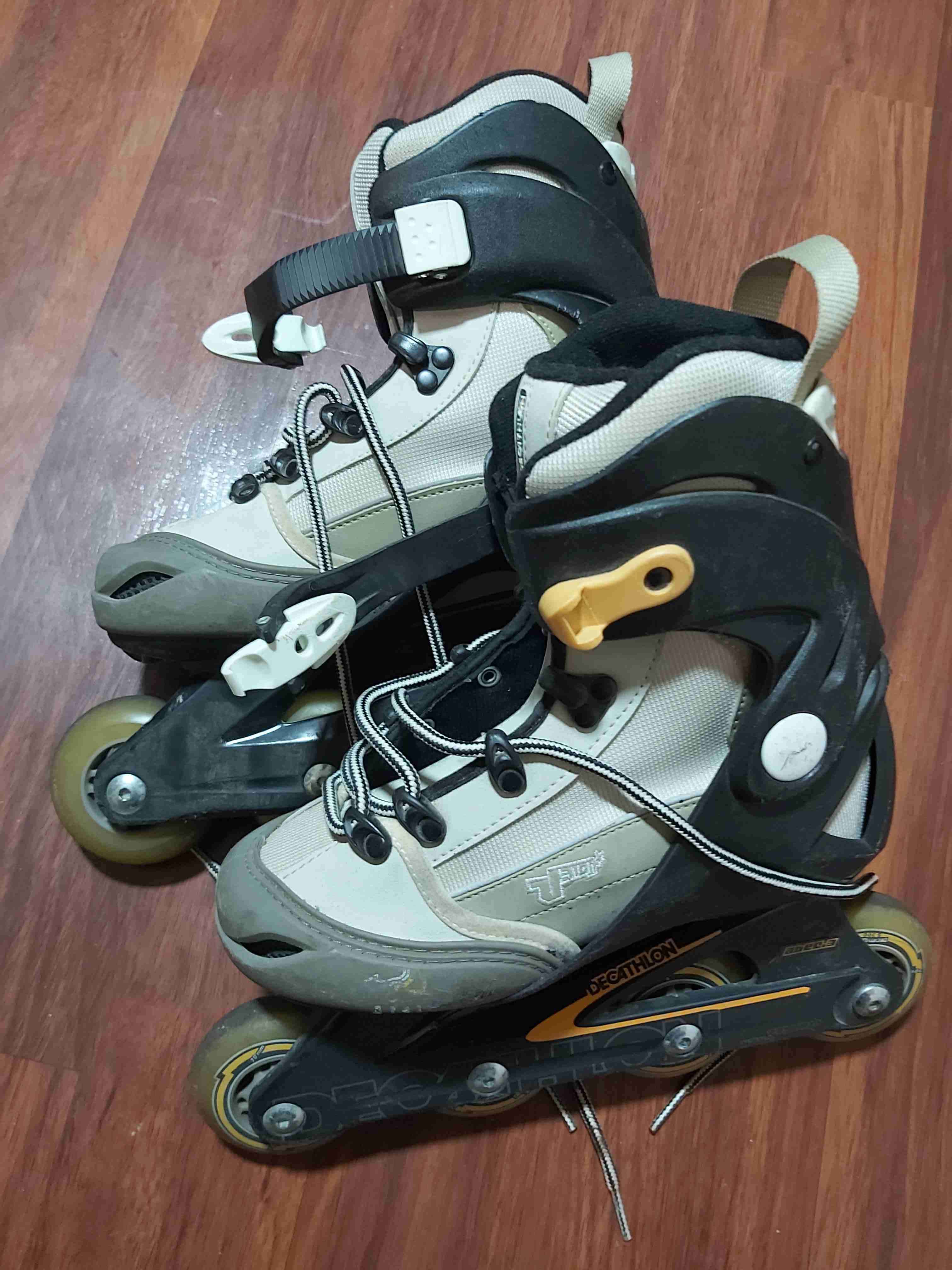 Patines en línea roller beige y negro - miniatura 1