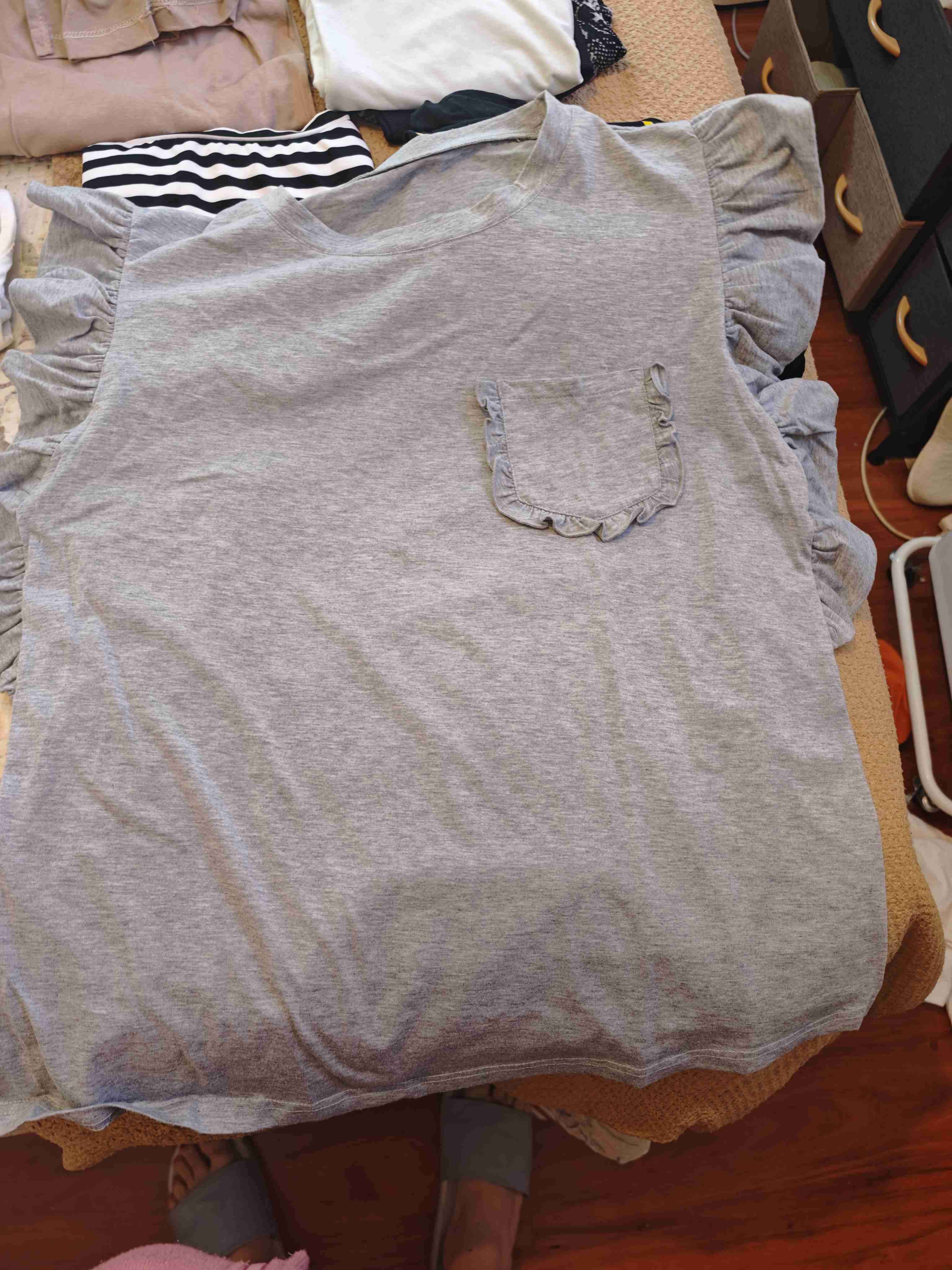 Polera gris con volantes - miniatura 2