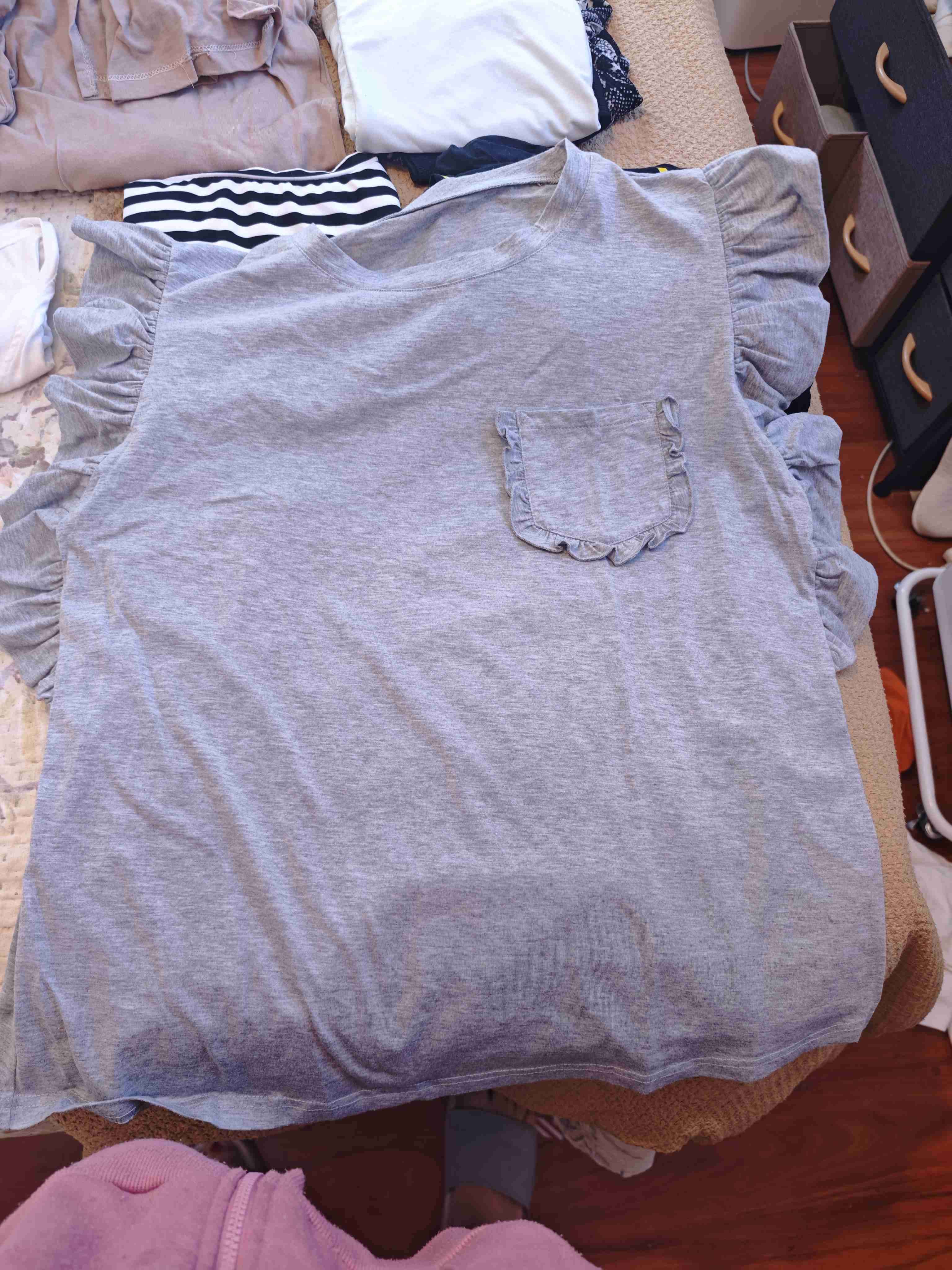 Polera gris con volantes - miniatura 3