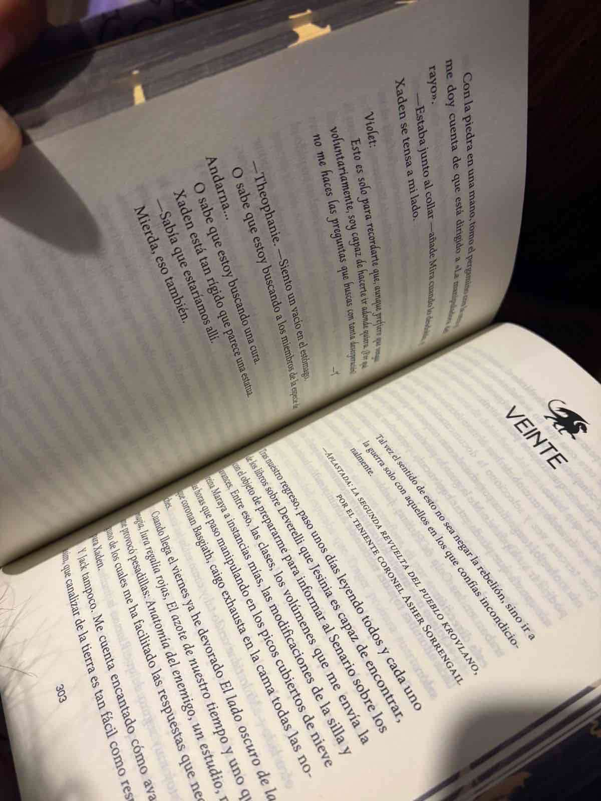 Libro 'Alas de Ónix' Rebecca Yarros - miniatura 6