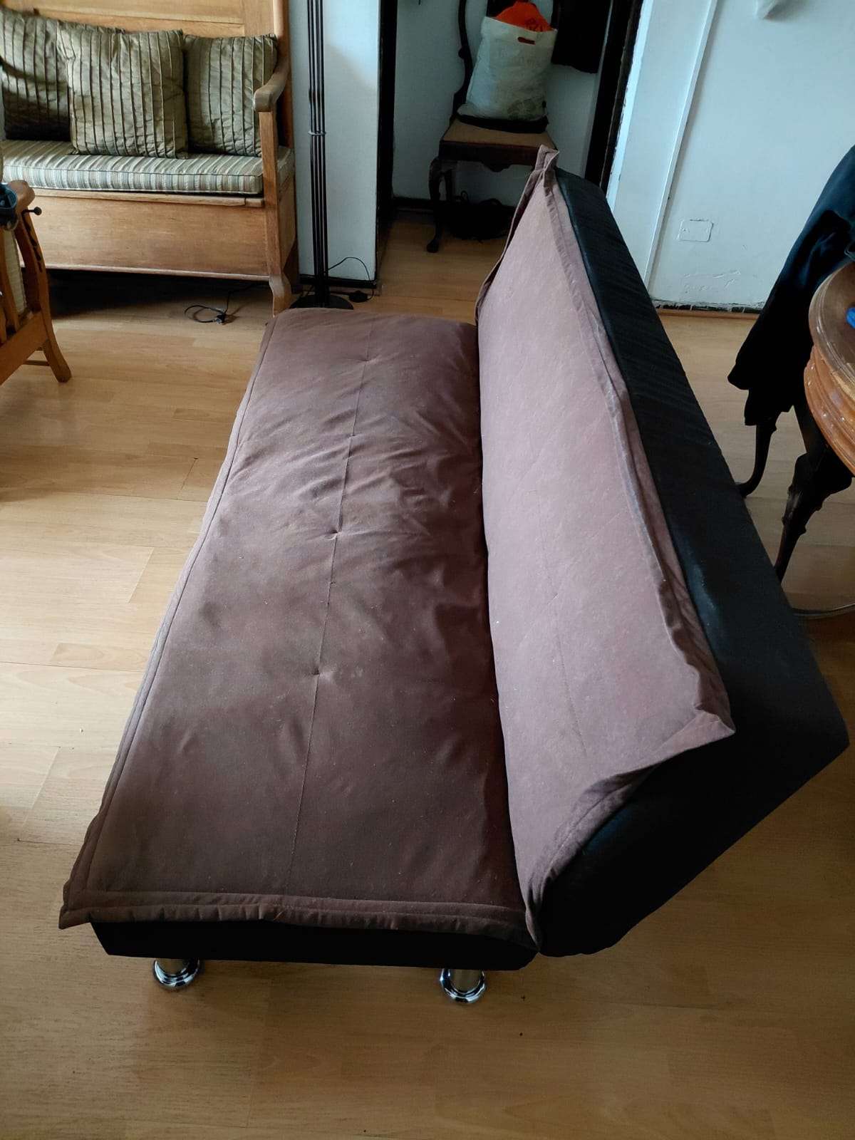 Sofá cama marrón cómodo - miniatura 1