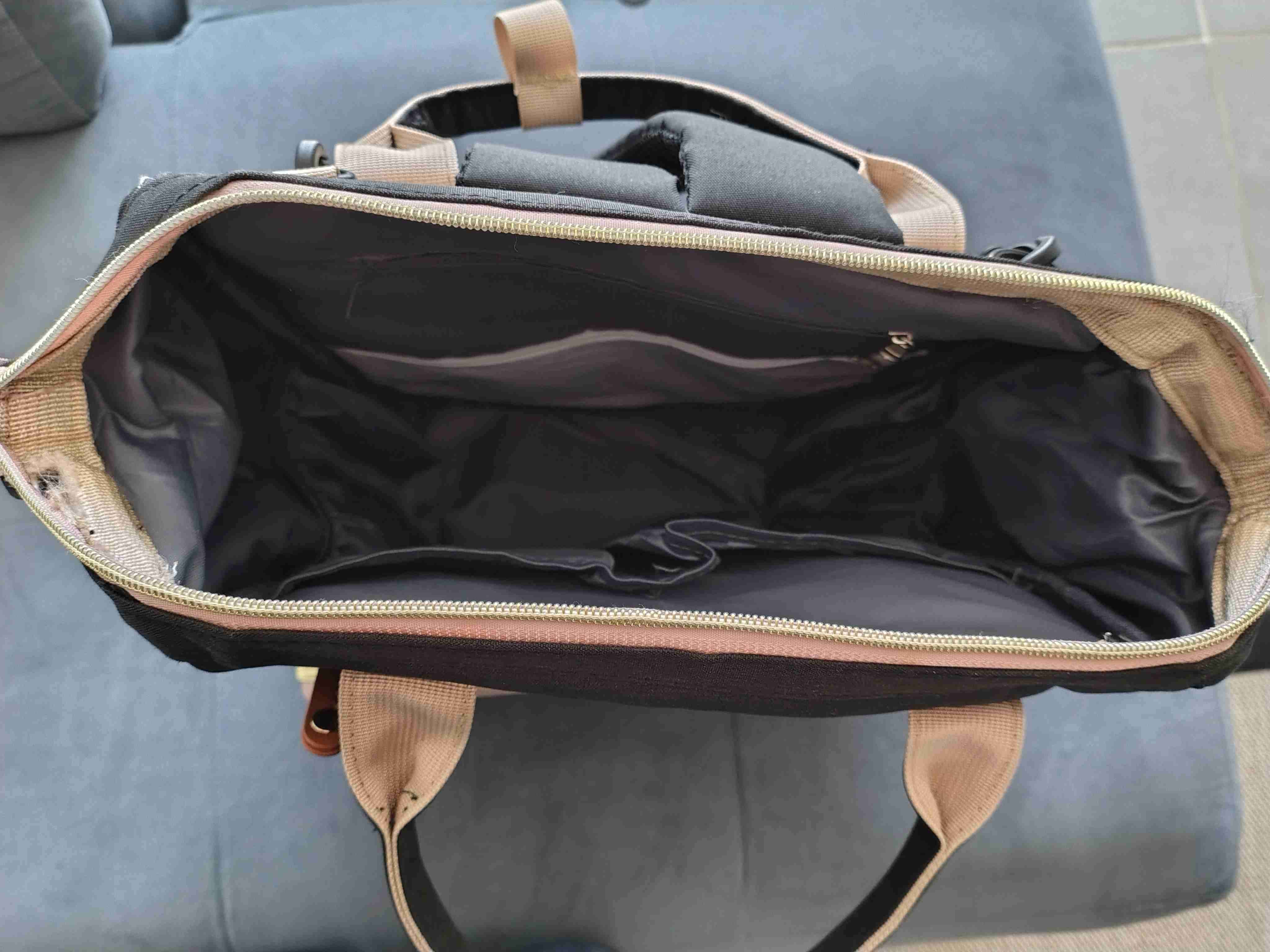 Mochila negra con diseño acolchado - miniatura 2