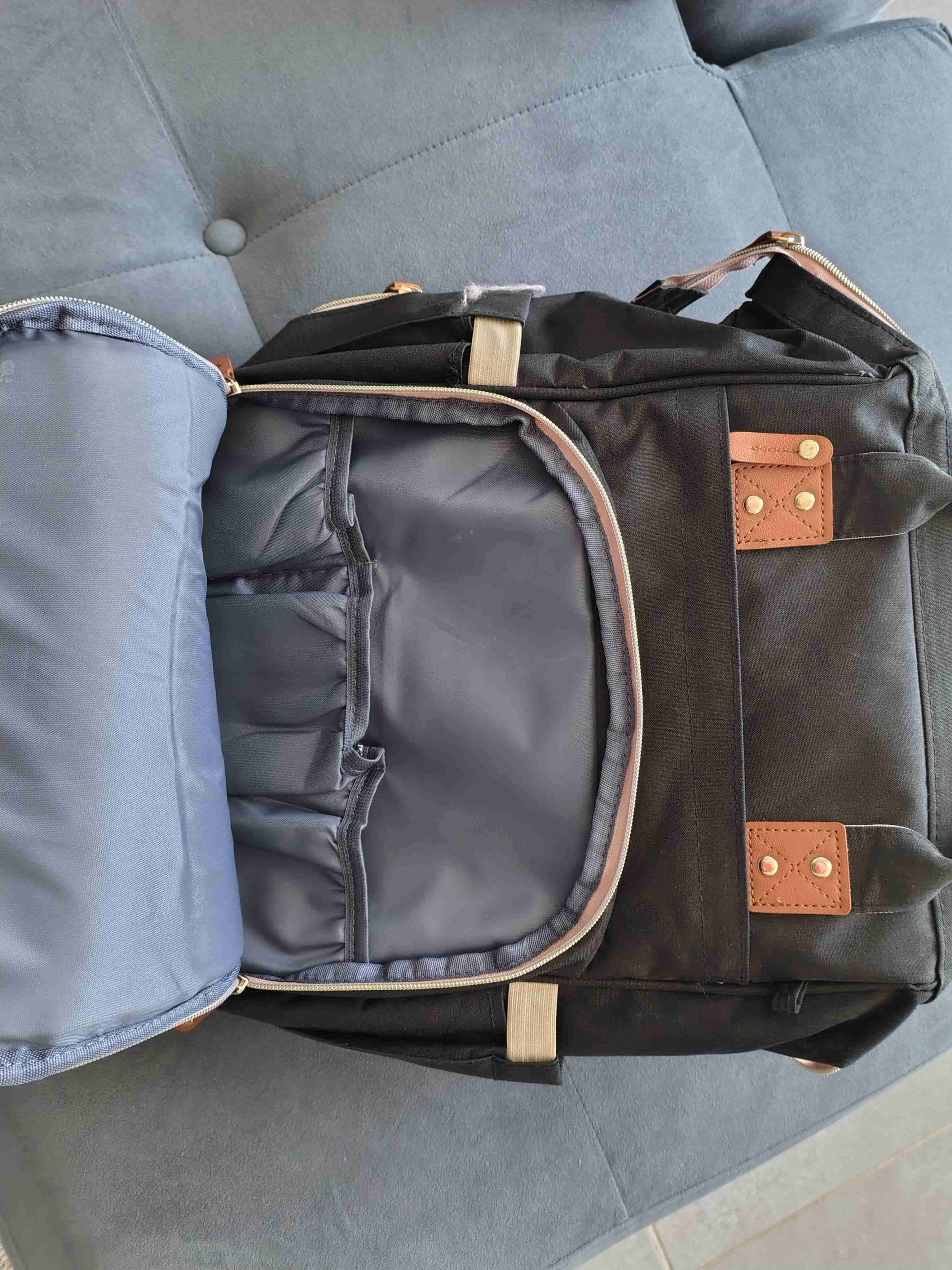 Mochila negra con diseño acolchado - miniatura 3