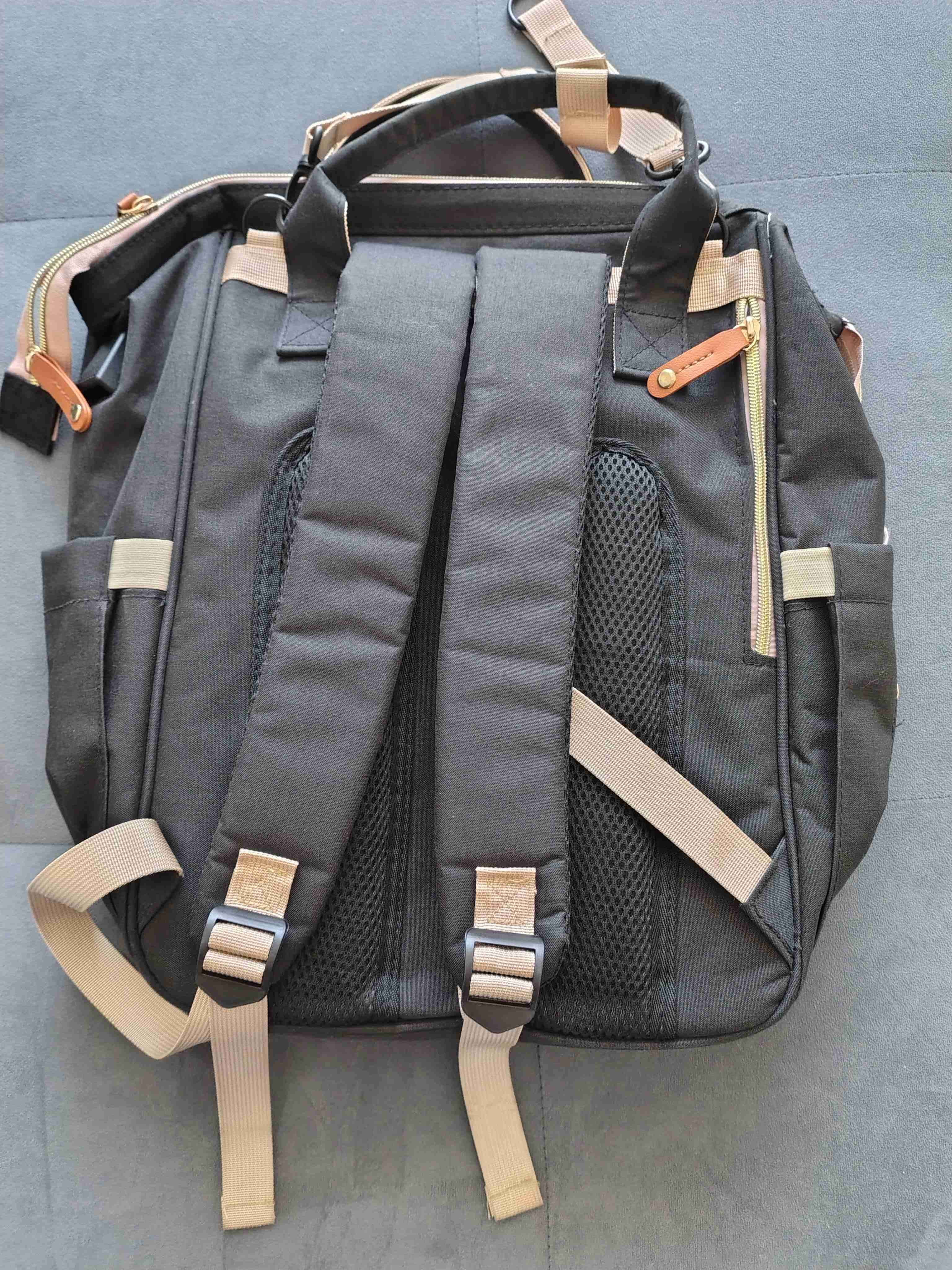 Mochila negra con diseño acolchado - miniatura 4