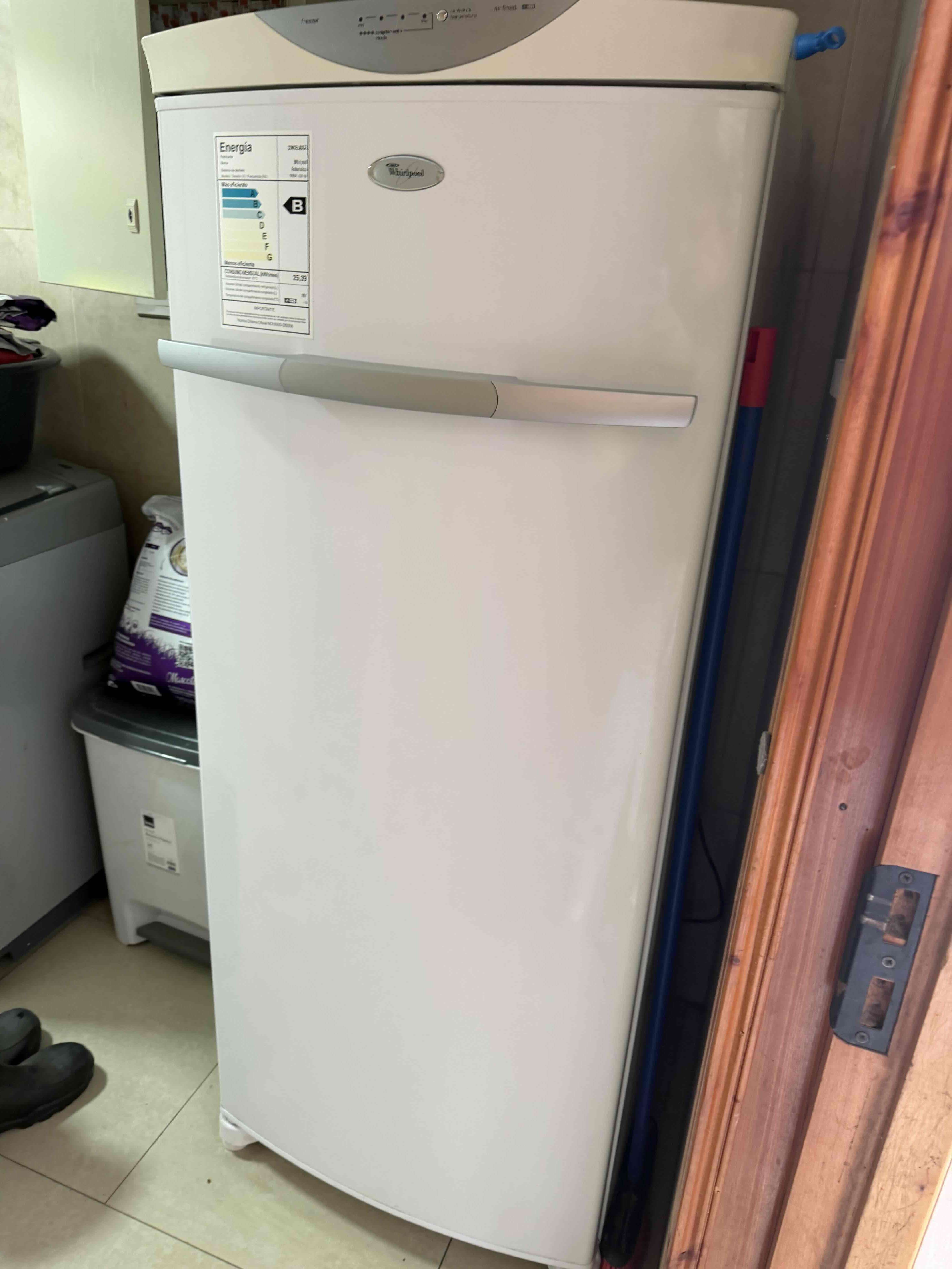 Freezer vertical  Whirlpool usado - miniatura 1