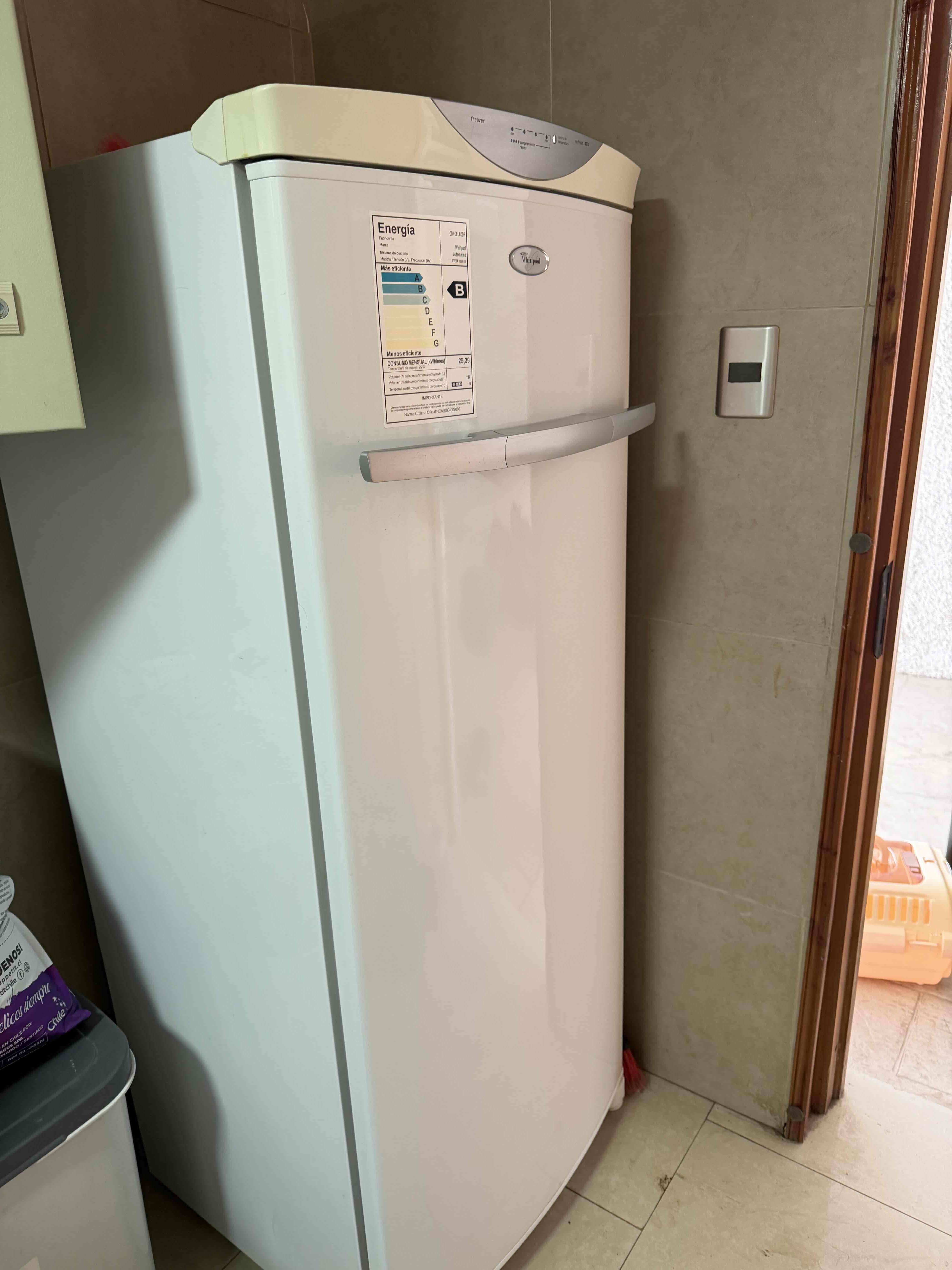 Freezer vertical  Whirlpool usado - miniatura 2