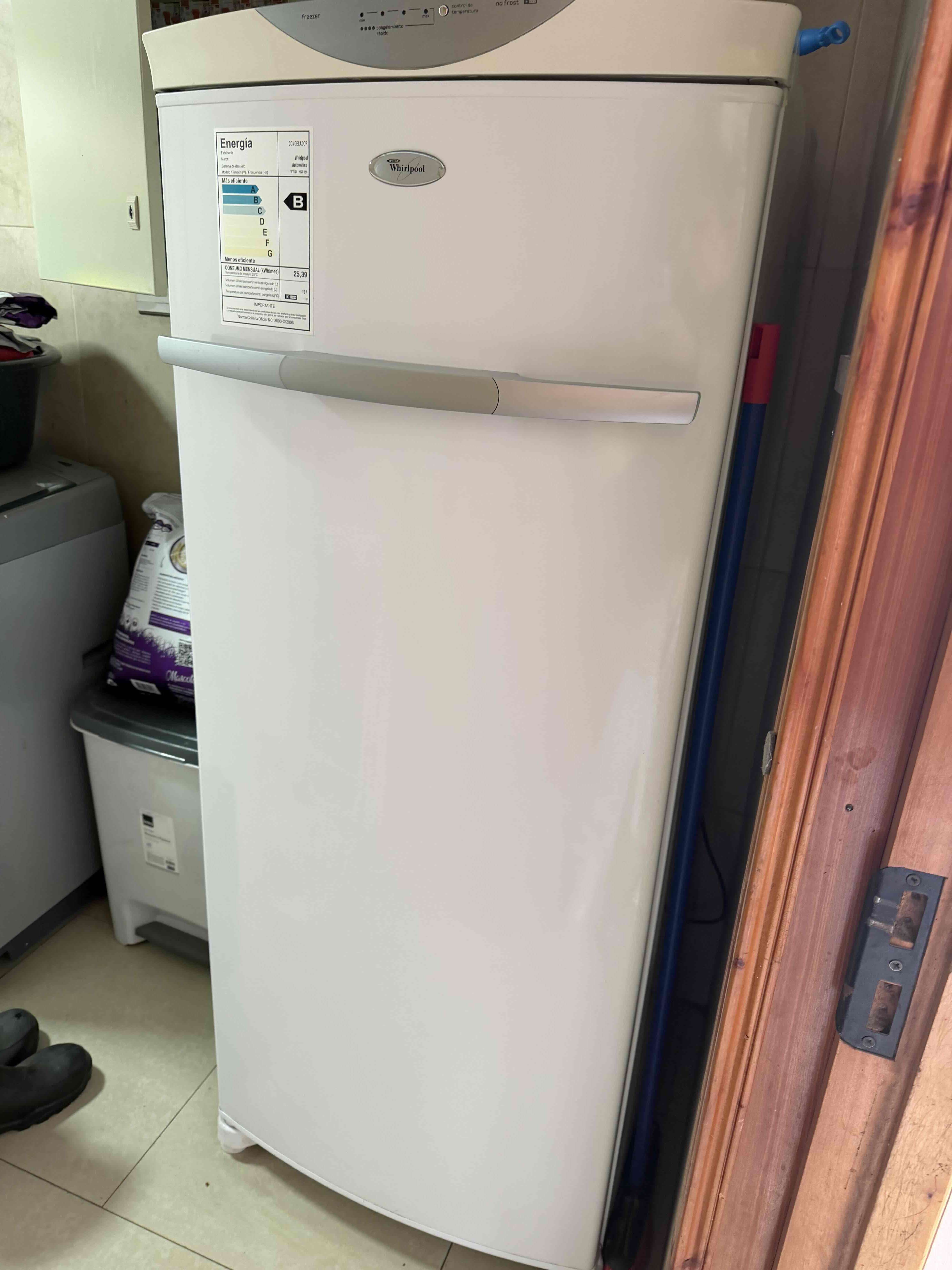 Freezer vertical  Whirlpool usado - miniatura 3