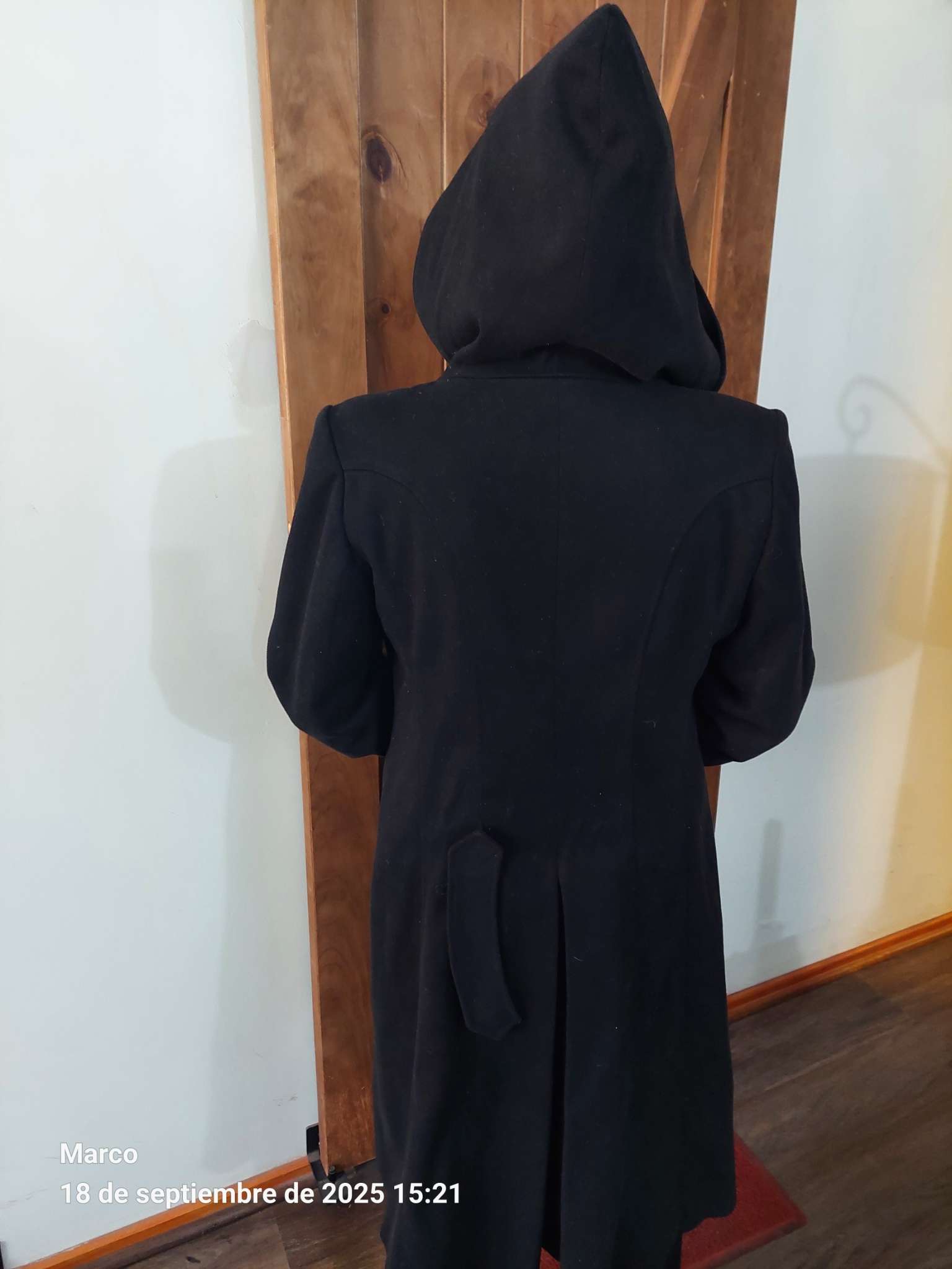 Abrigo negro con capucha - miniatura 2