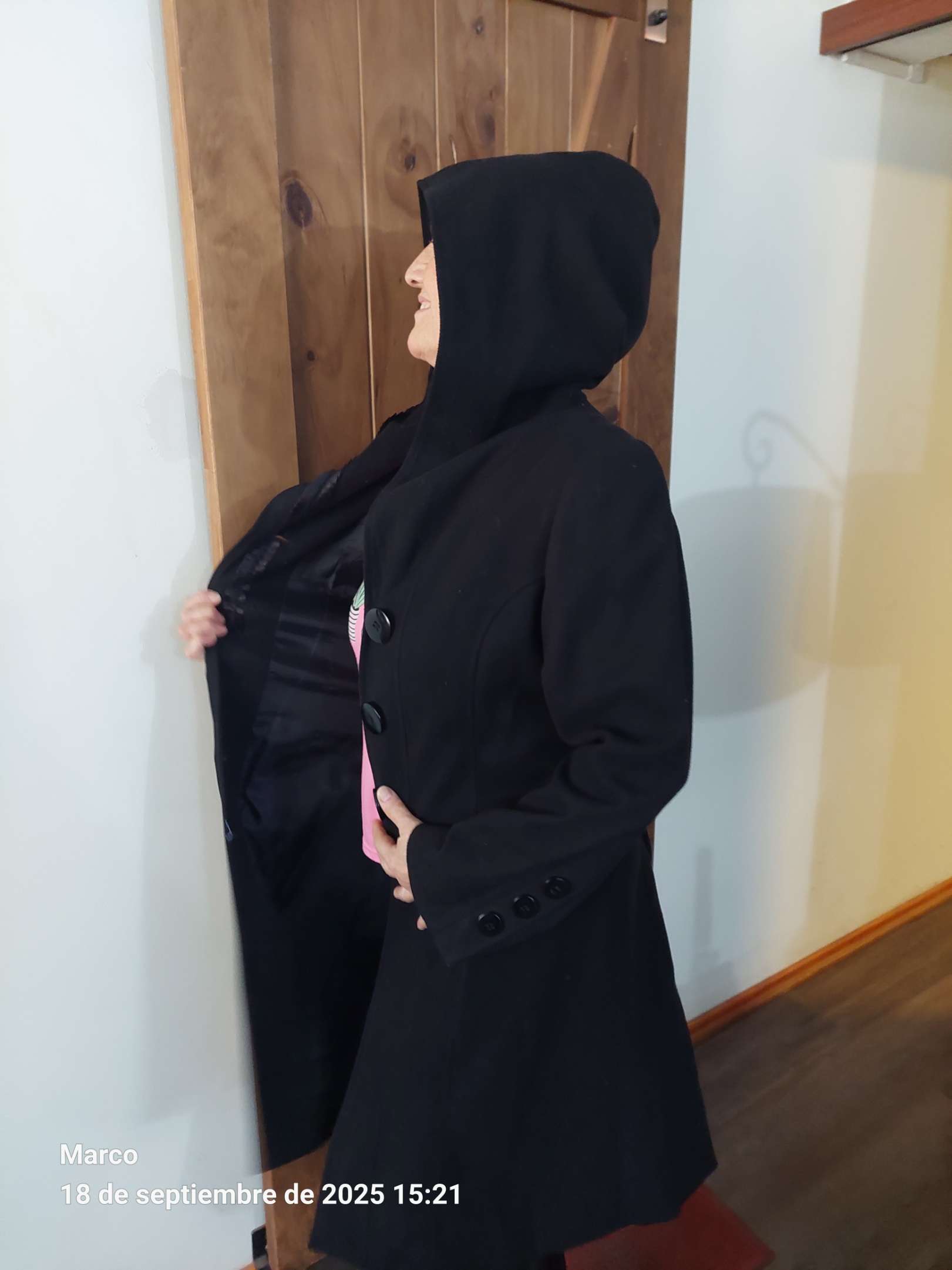 Abrigo negro con capucha - miniatura 3