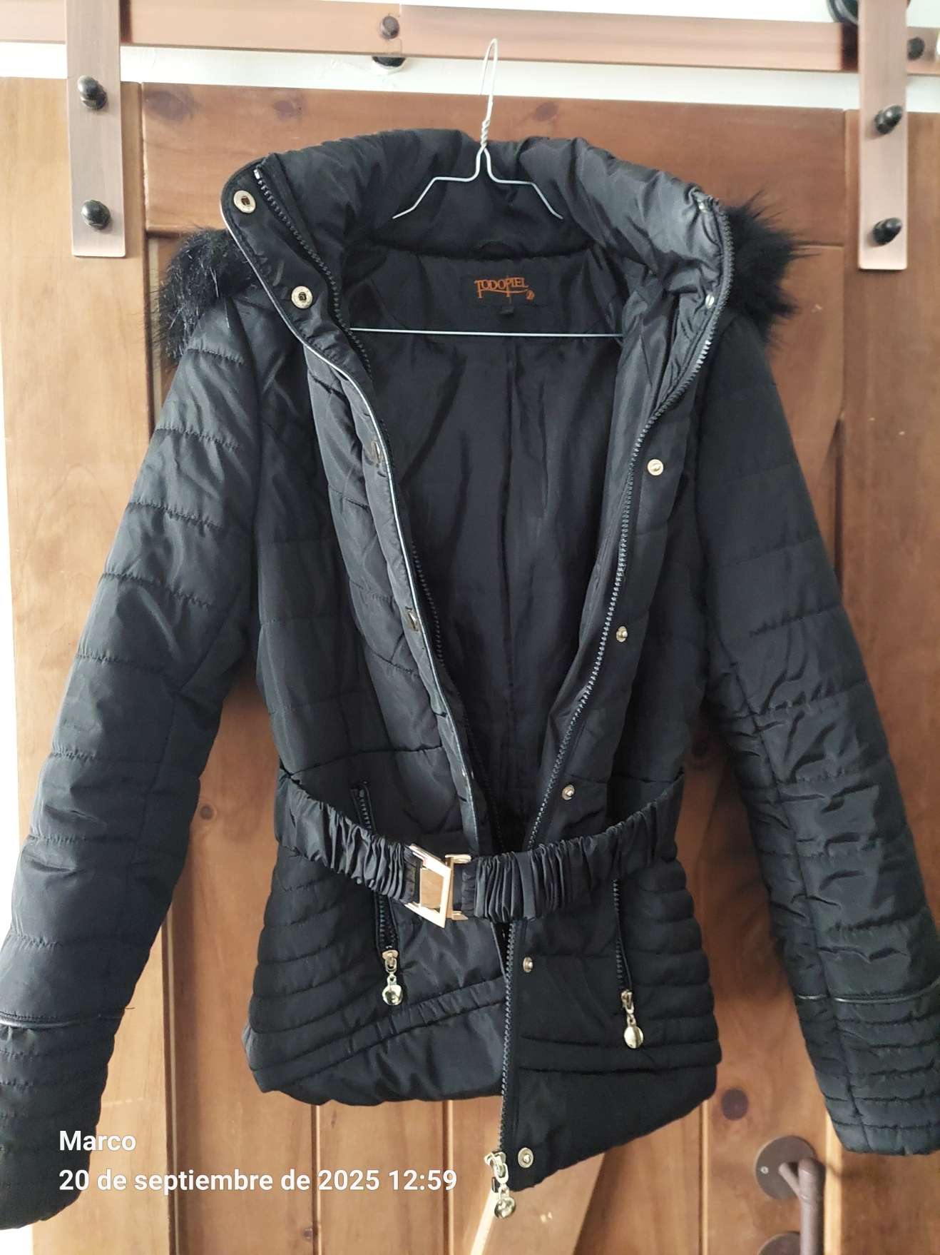 Parka negra con cinturón, capucha ,marca Todo Piel - miniatura 1