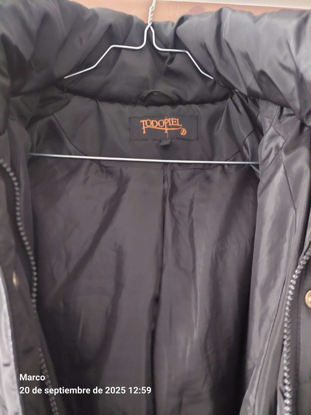 Parka negra con cinturón, capucha ,marca Todo Piel - miniatura 2