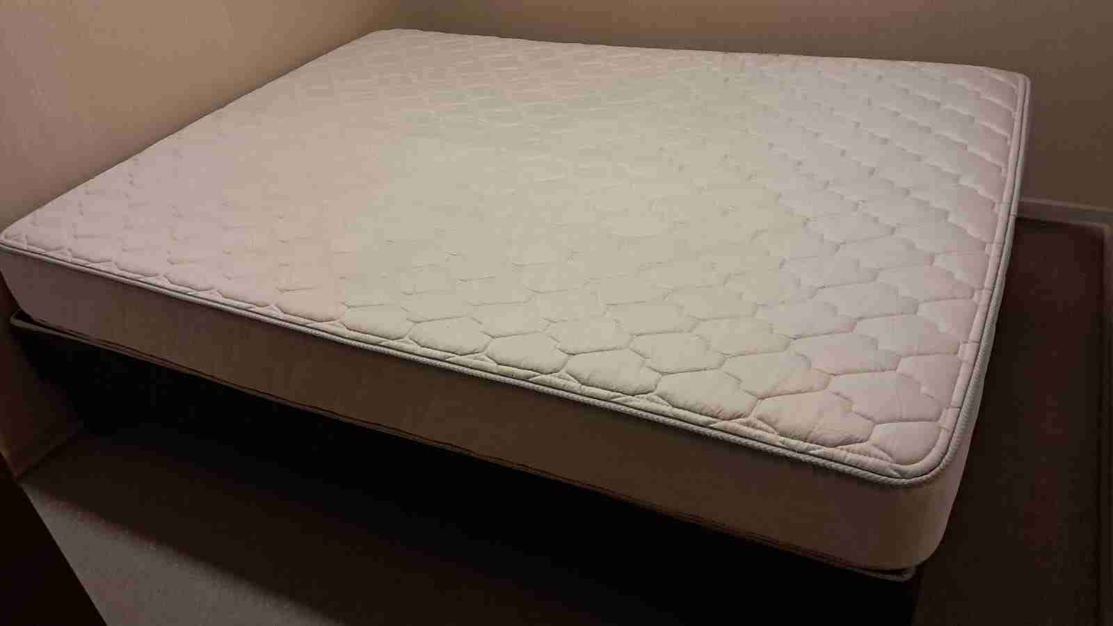 Cama dos plazas,base dividida y marca CiC. - miniatura 1