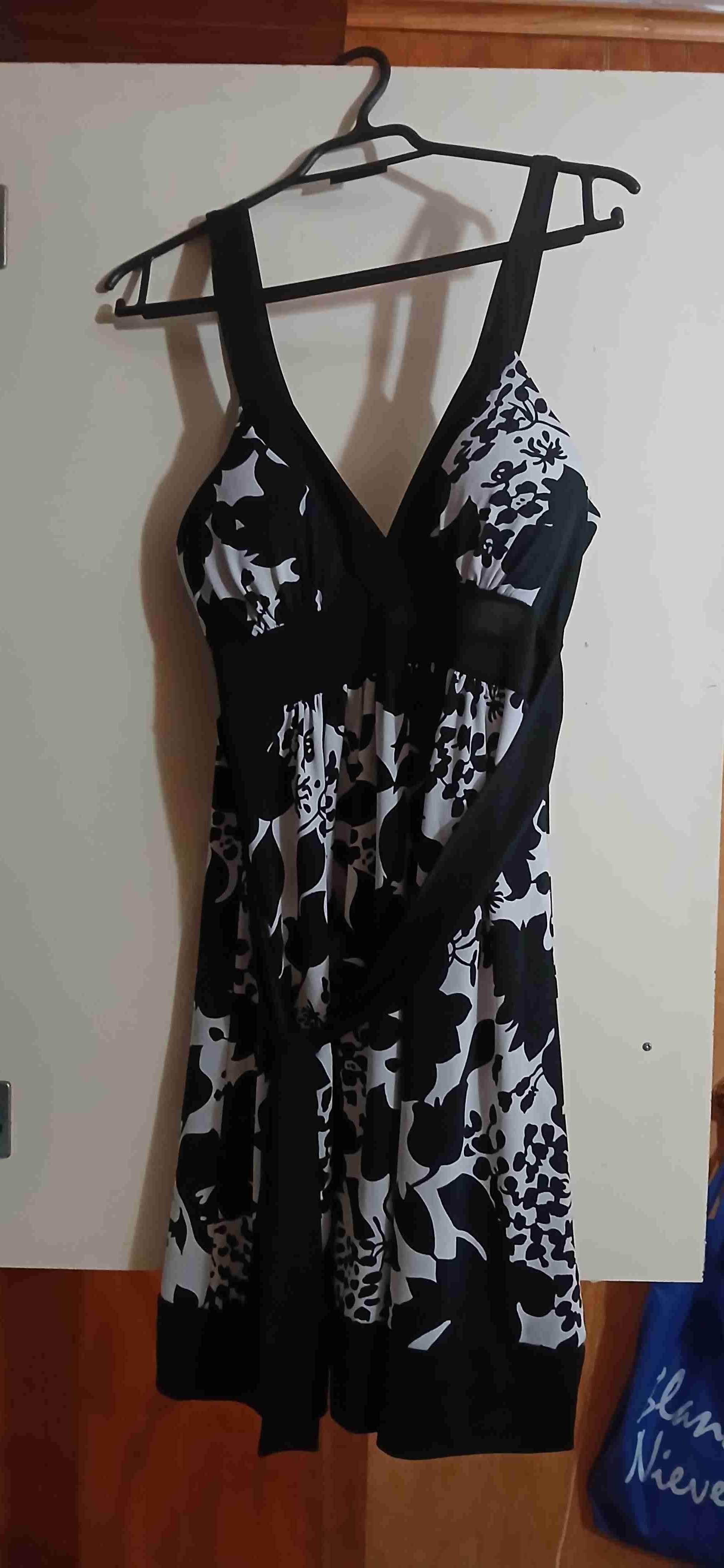 Vestido negro,blanco floral y azul - miniatura 1