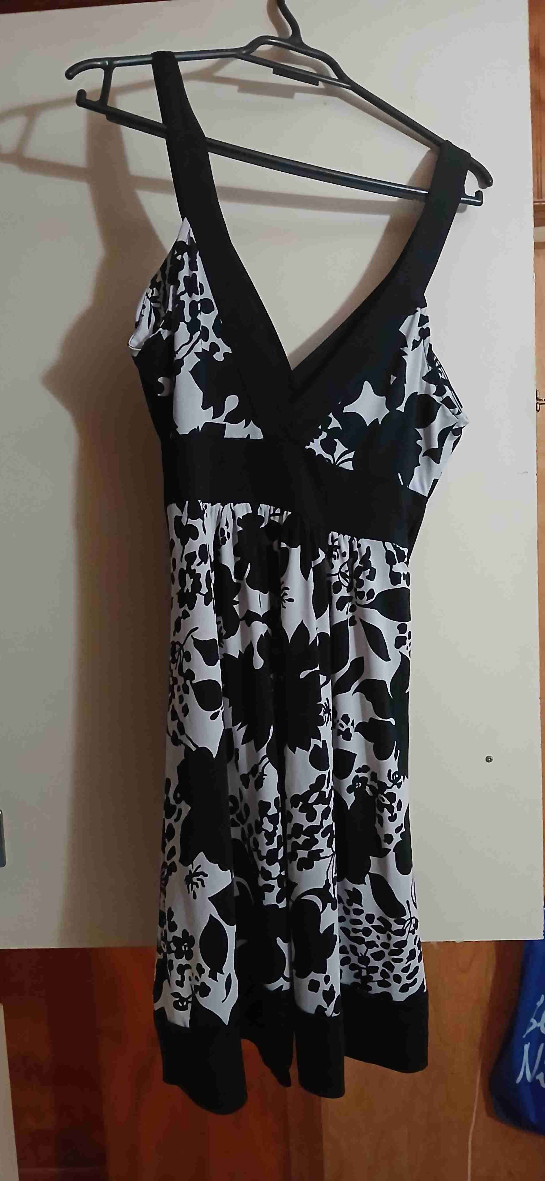 Vestido negro,blanco floral y azul - miniatura 2