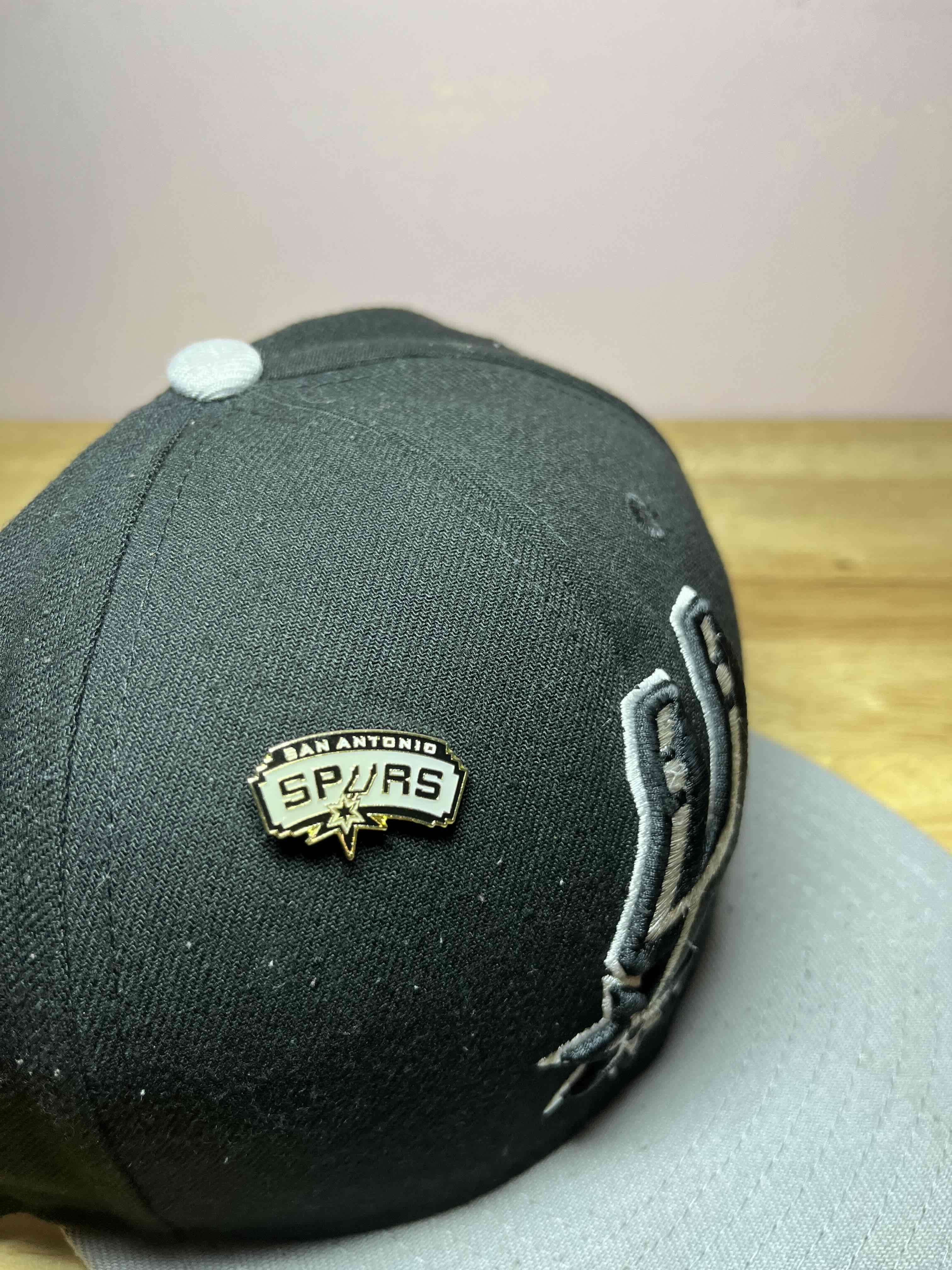 Gorra negra con logo bordado - miniatura 2