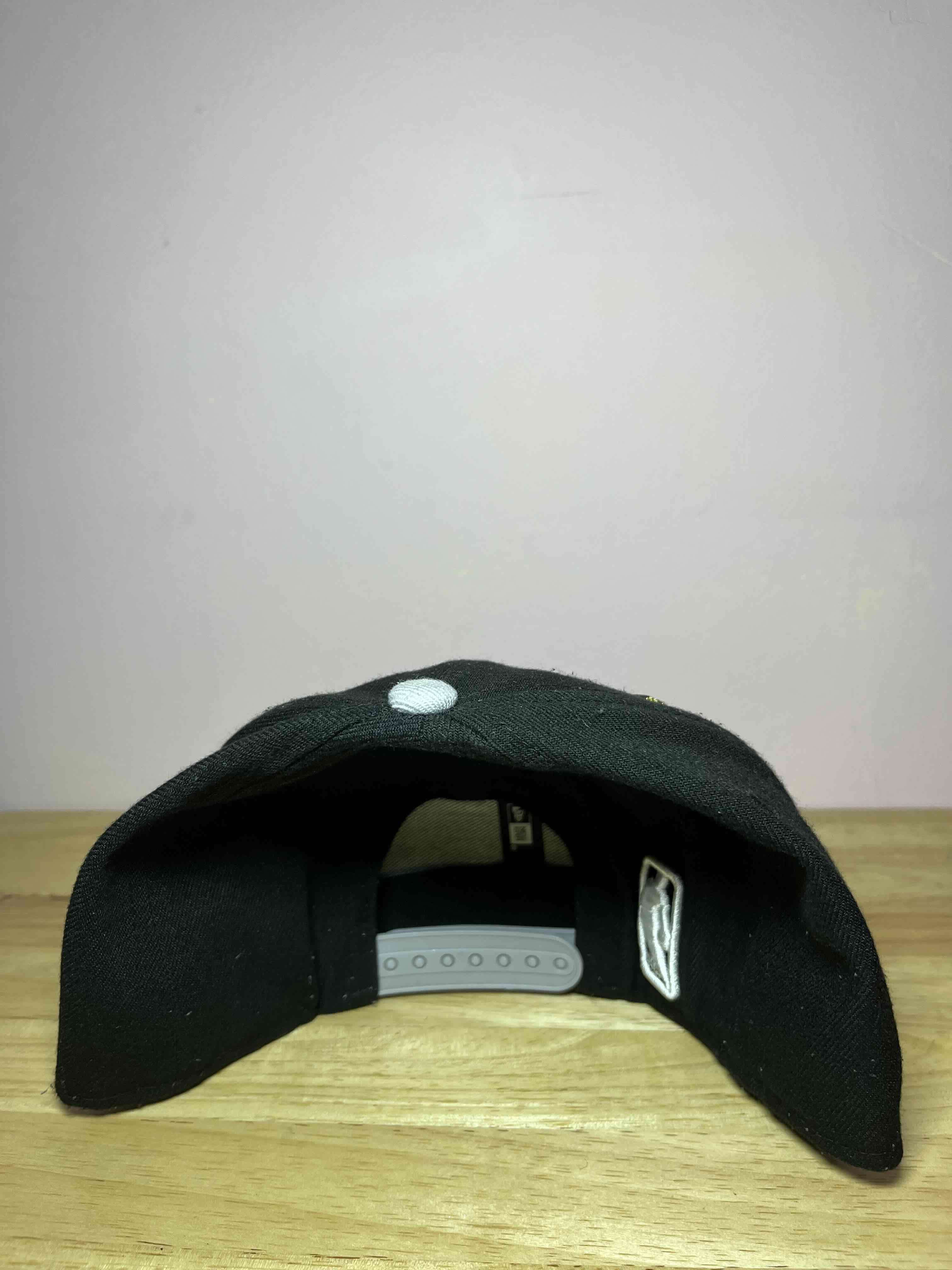 Gorra negra con logo bordado - miniatura 3
