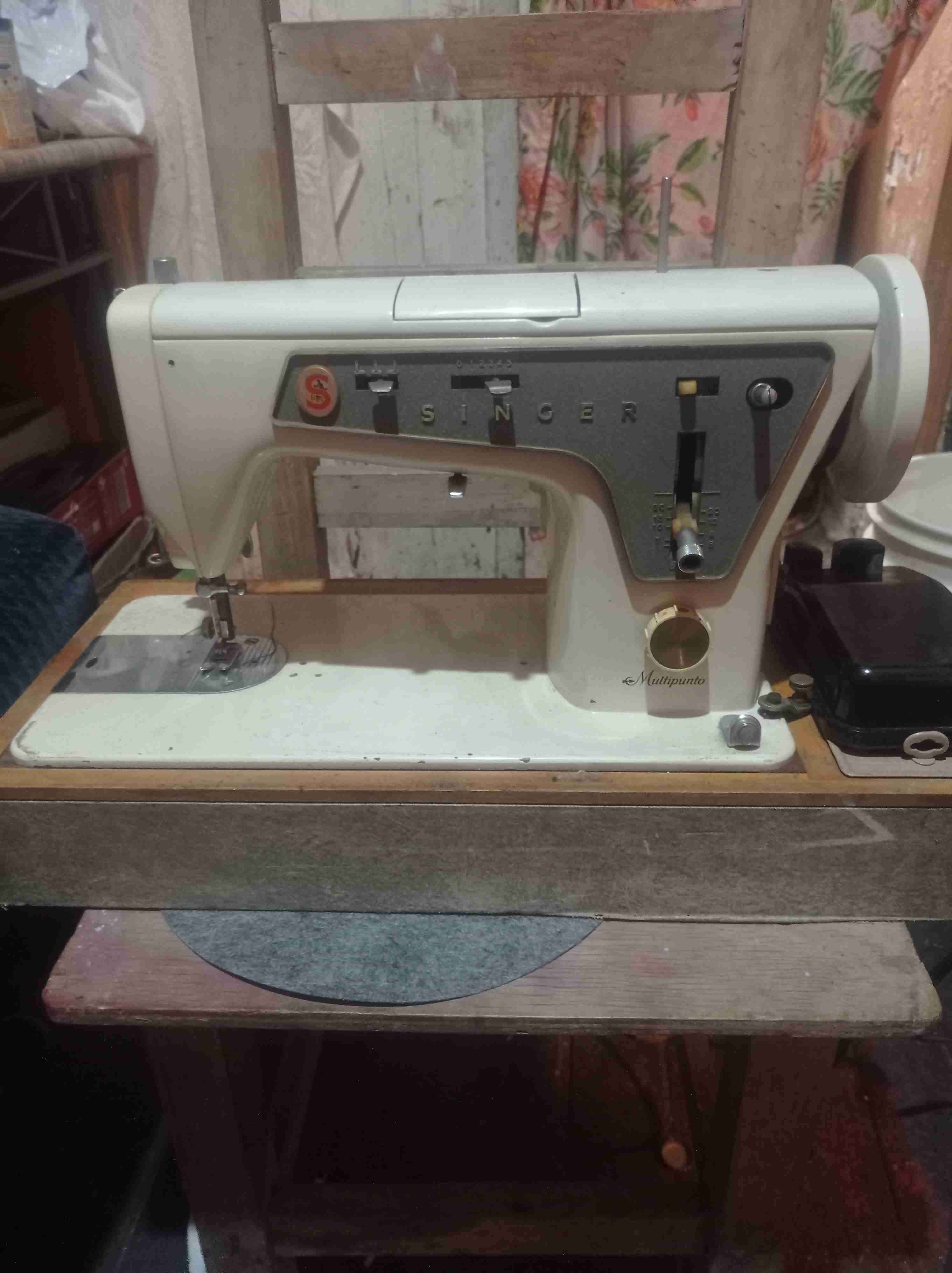 Máquina de coser Singer vintage - miniatura 1