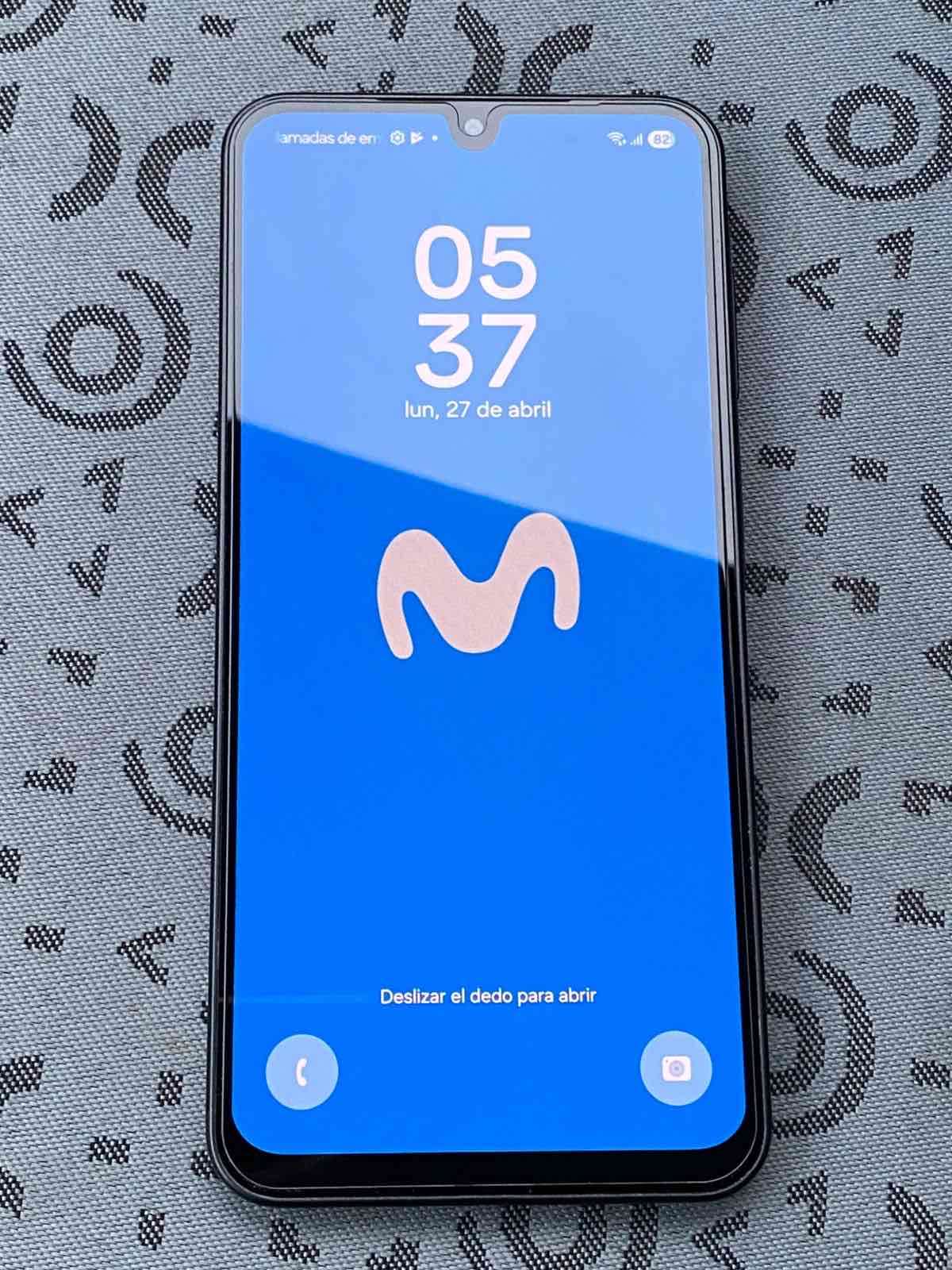 Smartphone con pantalla encendida - miniatura 1