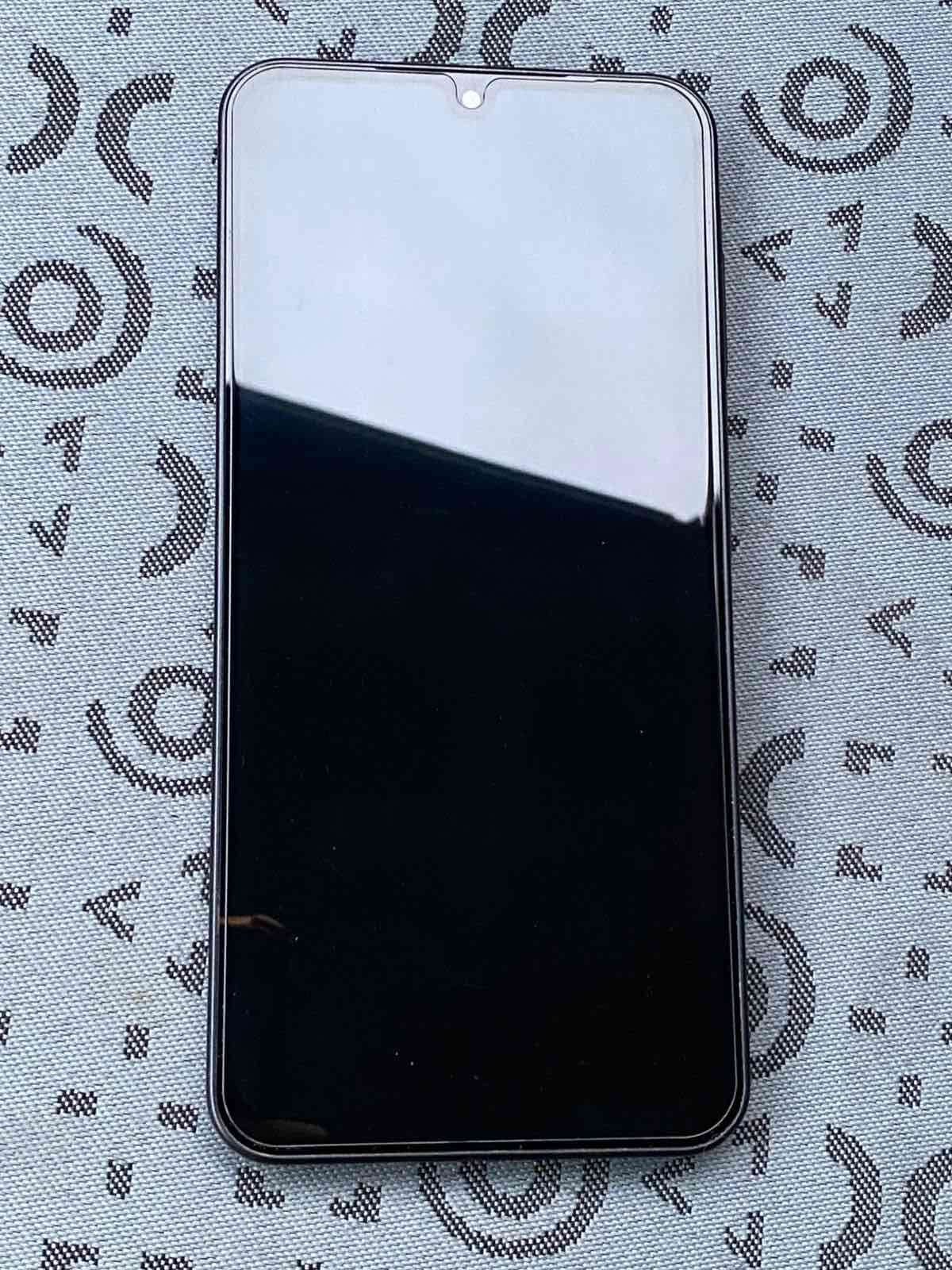 Smartphone con pantalla encendida - miniatura 2