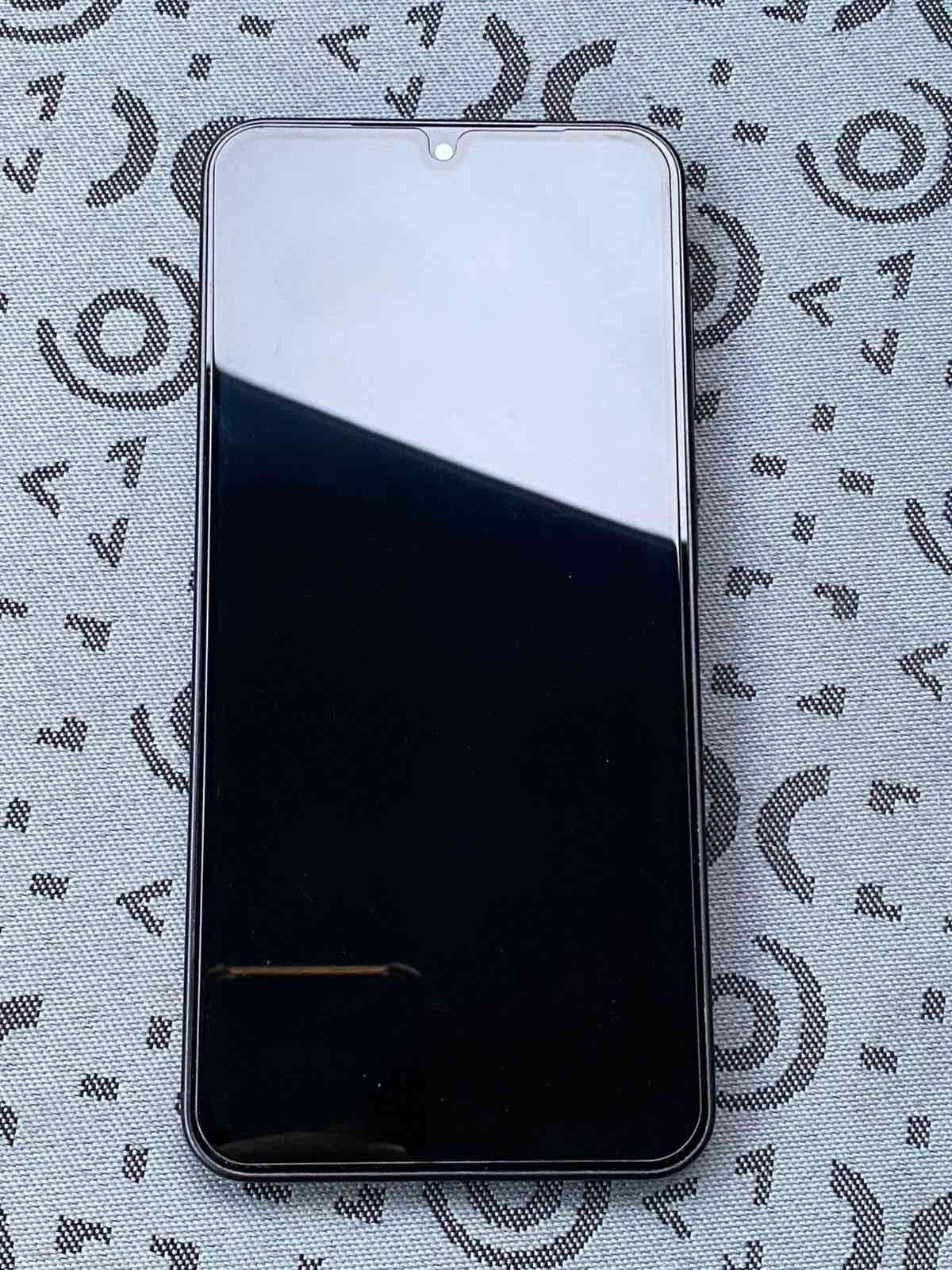 Smartphone con pantalla encendida - miniatura 3