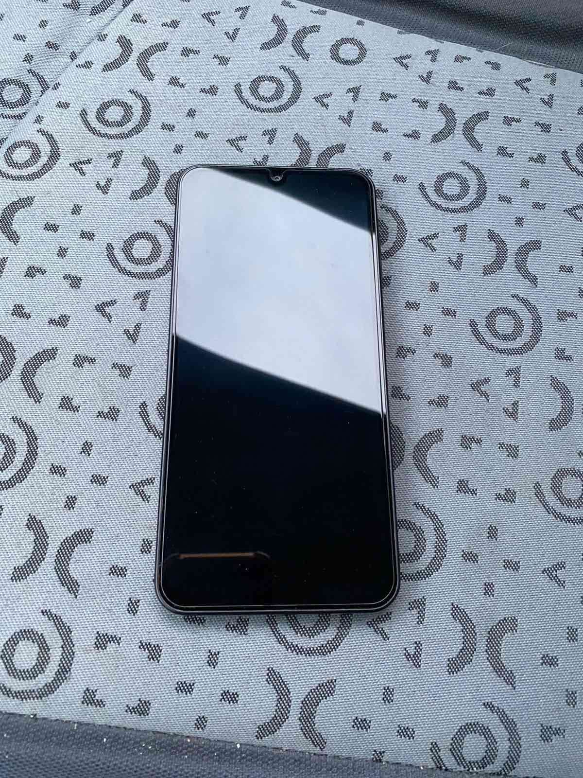 Smartphone con pantalla encendida - miniatura 4