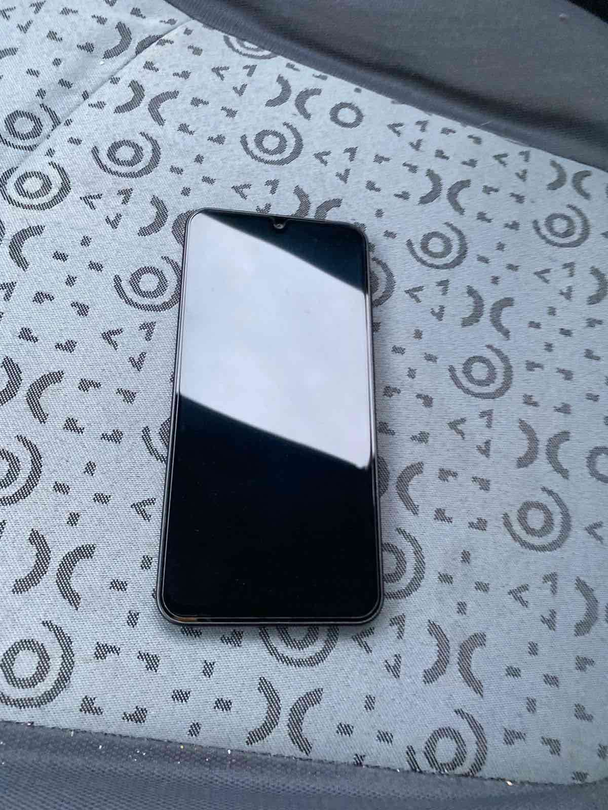 Smartphone con pantalla encendida - miniatura 5