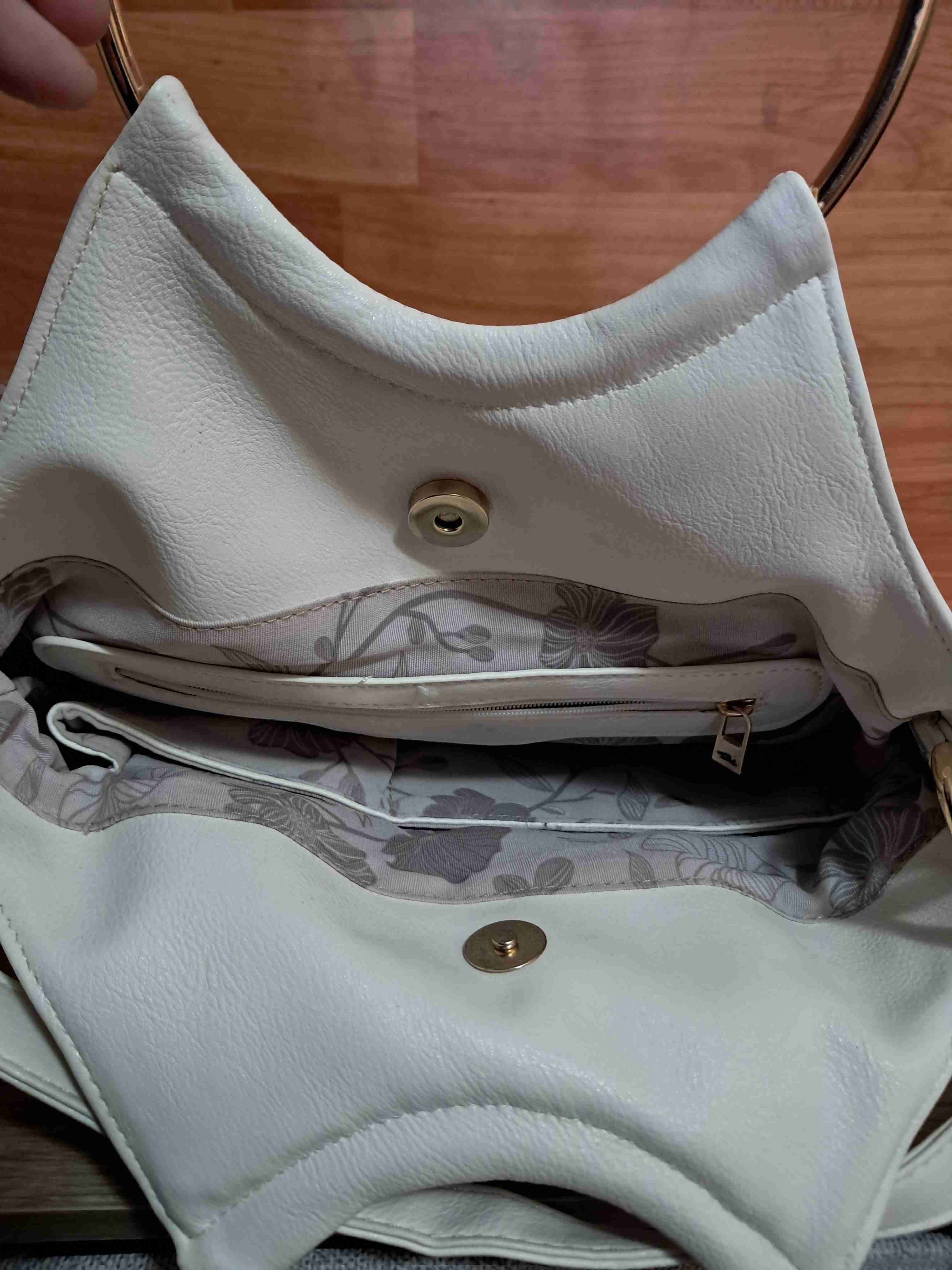 Cartera blanca con asa metálica - miniatura 3