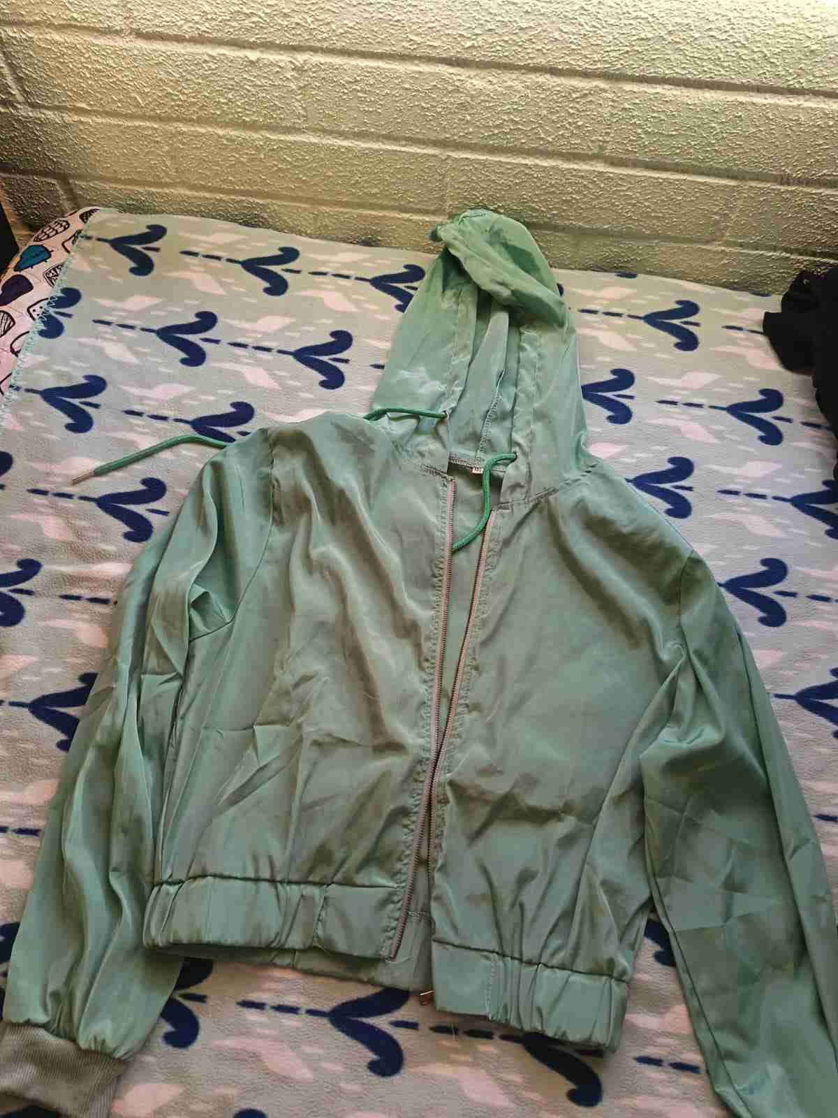 Corta vientos delgado verde agua claro con capucha - miniatura 1