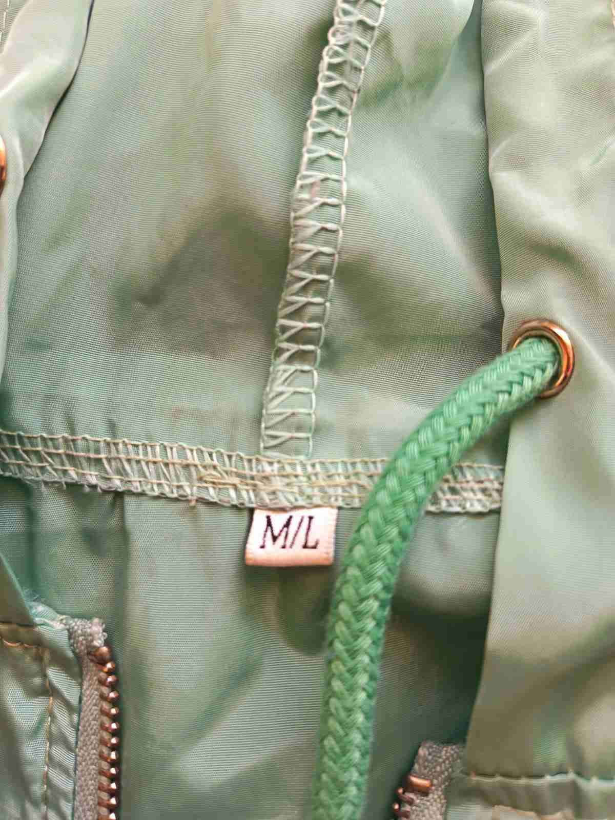 Corta vientos delgado verde agua claro con capucha - miniatura 2