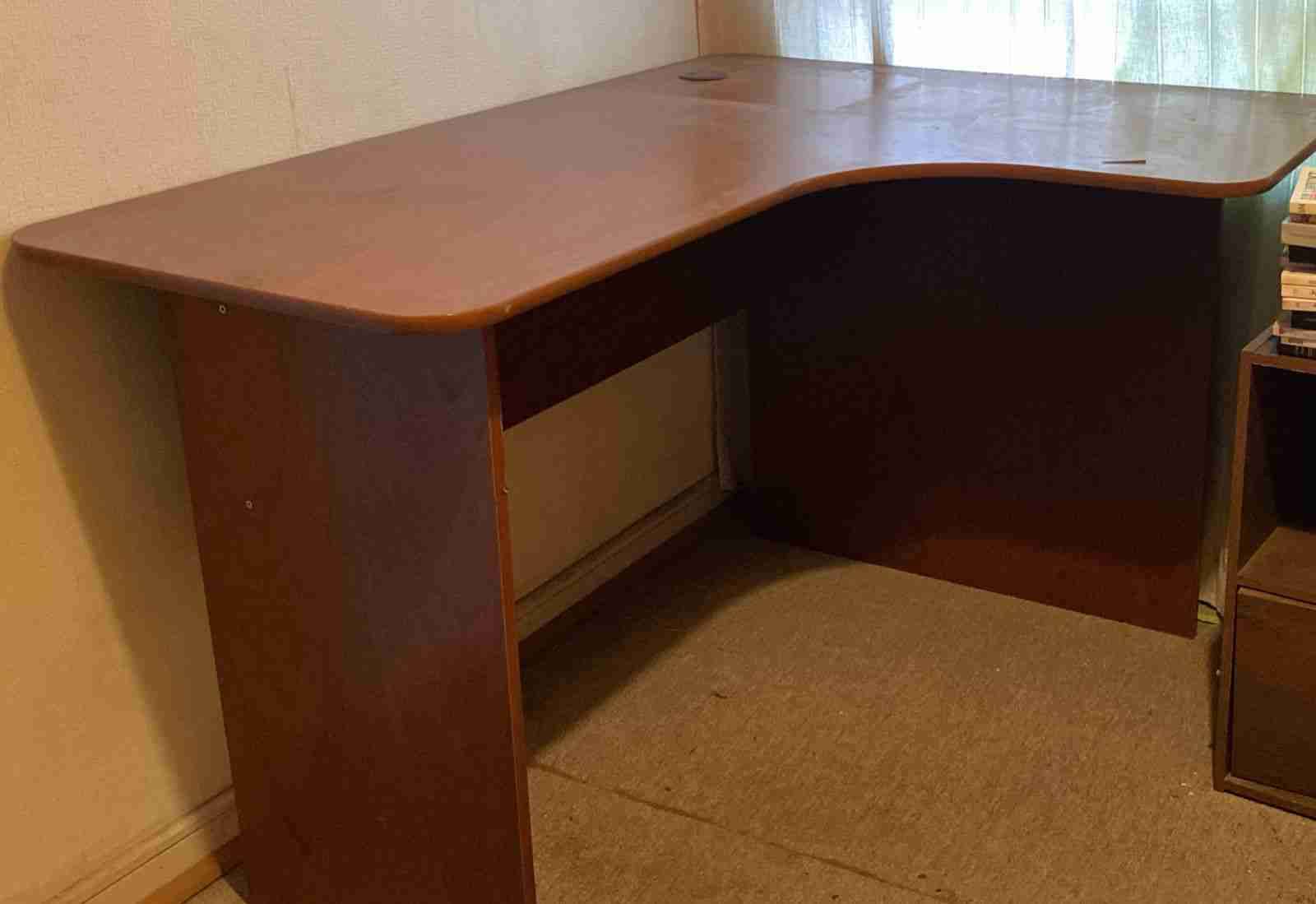 Escritorio de madera en L