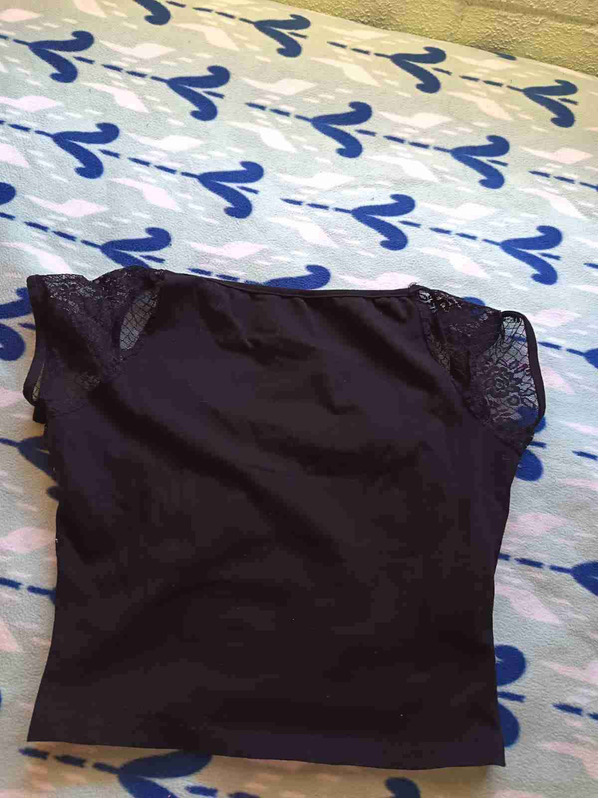 Top negro con encaje - miniatura 2