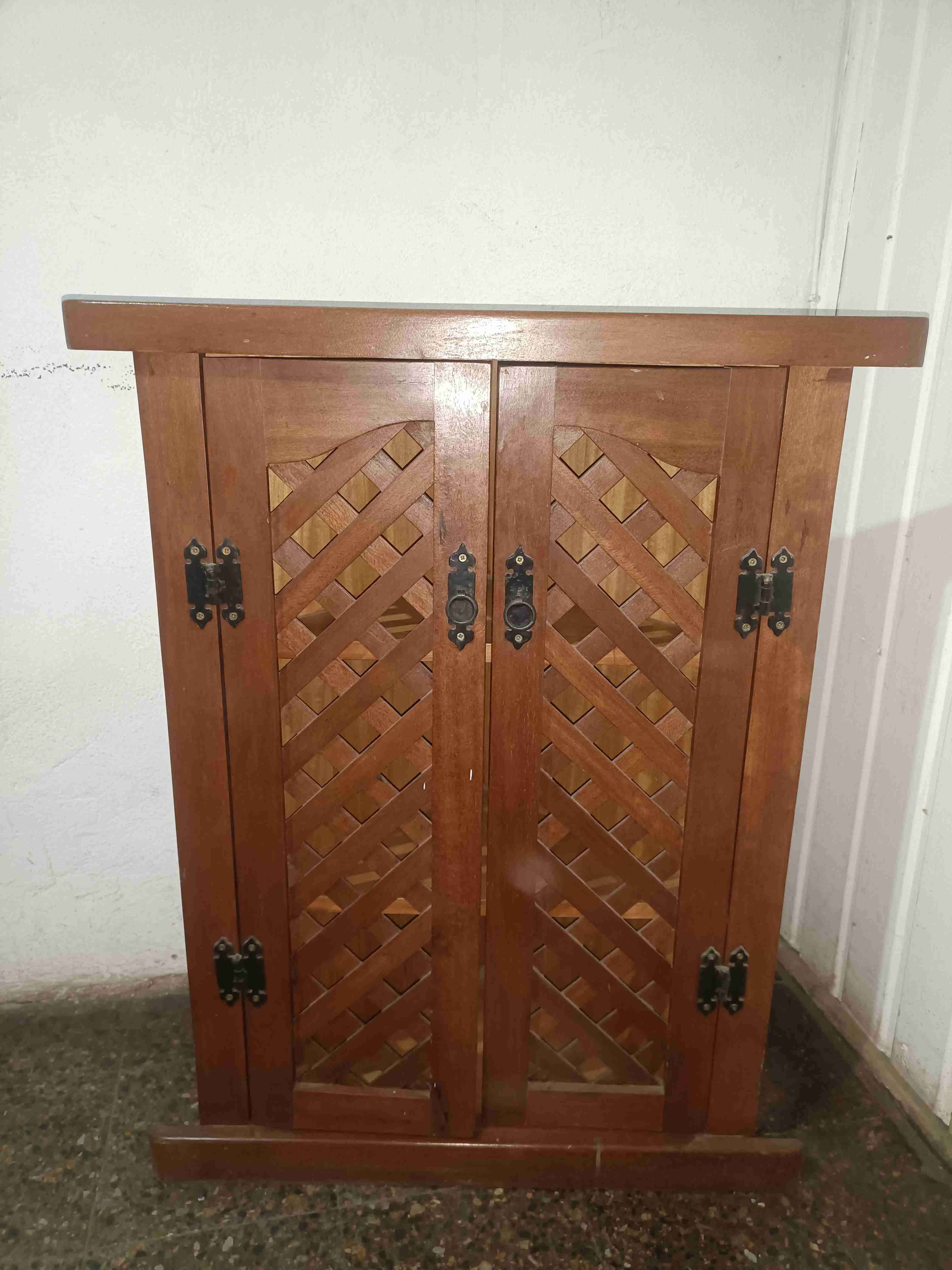 Esquinero de madera con puertas - miniatura 1